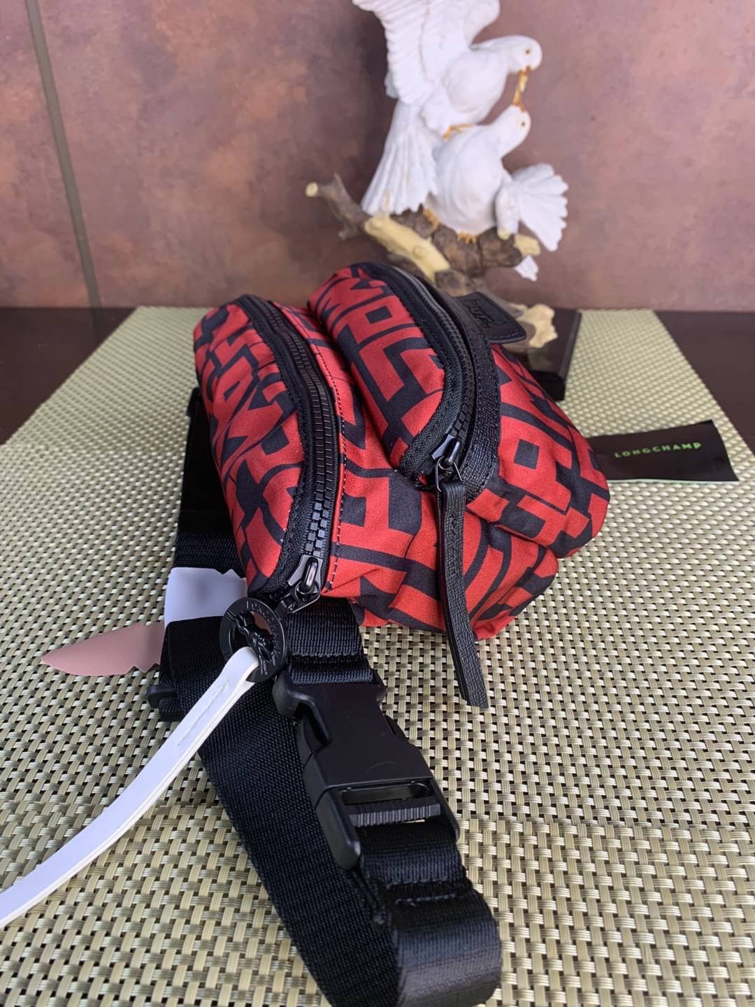 LONGCHAMP LE PLIAGE LGP BELT BAG M เท่ห์อย่างมีสไตล์กระเป๋าทรงคาดอกและคาดเอวดีไซน์แนวสปอร์ต เพิ่มความโดดเด่นทันสมัยด้วยลายซิกเนเจอร์ มีช่องซิปที่ใช้งานง่ายช่วยให้คุณหยิบใช้สิ่งของจำเป็นได้อย่างสะดวกและง่ายดาย และผสานสายรัดแบบปรับได้เข้ากับหัวเข็มขัดตัวล็อ