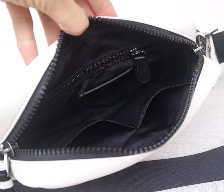 COACH EDGE CROSSBODY IN SIGNATURE CANVAS กระเป๋าสะพายครอสบอดี้ร์ วัสดุหนังแท้ หนังนิ่มอย่างดีค่ะ ด้านหน้ามีช่องซิปซ่อนให้หนึ่งช่อง เปิดปิดช่องหลักแบบซิปคู่ภายในกว้าง ใส่ของได้จุเลยนะคะ มีช่องซิปและช่องเล็กให้อีก2ช่อง;ด้านหลังกระเป๋าเป็นช่องโล่งใส่ของอีกช่