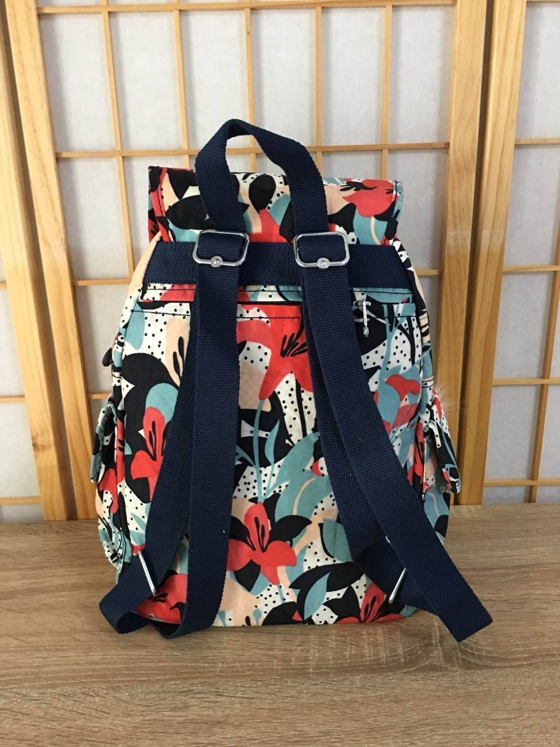 กระเป๋า Kipling รุ่น City Pack ไซส์ L ขนาดใหญ่พอเหมาะสำหรับการเดินทาง มาพร้อมช่องกว้างขวางจุสัมภาระของคุณได้อย่างจุใจ และช่องจัดเก็บอีกหลากหลายรูปแบบ ดีไซน์ลวดลายนำสมัย เติมแต่งสีสันและชีวิตชีวา นับเป็นอีกหนึ่งกระเป๋าเป้ที่พร้อมให้คุณได้สะพายออกไปข้างนอกไ