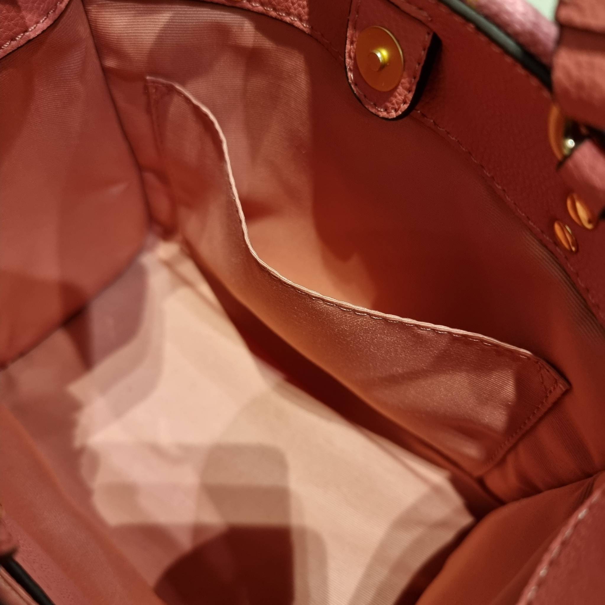 COACH C8198 DEMPSEY TOTE 22 WITH GARDEN PLAID PRINT AND COACH PATCH คอลใหม่สุดคิ้วท์ หวานๆใสๆ น่ารักชะมัด!! ดีไซน์ลายสก็อต เหมาะกับฟีลลิ่งปิคนิคเป็นที่สุด กระเป๋าทรงโท้ท ไซส์กำลังสวย ฟังก์ชั่นการใช้งานก็สะดวกที่สุด มีทั้งสายคล้องในตัว และสายครอสบอดี้ วัสด