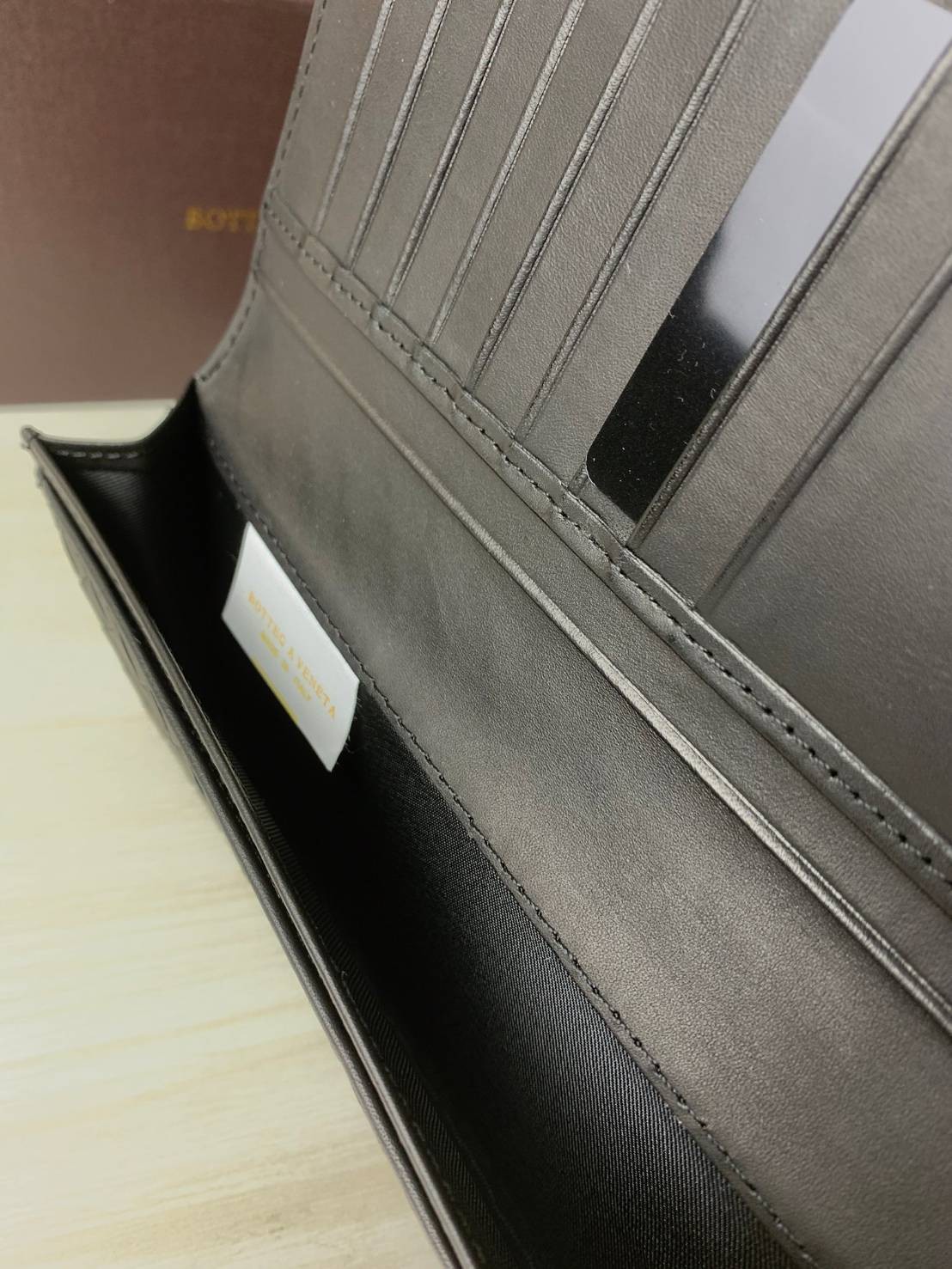 VIP 】♥️ BOTTEGA VENATA LONG WALLET กระเป๋าสตางค์ใบยาว รุ่นตามหา งานหนังแท้สวยมากนะคะ ใช้ทนทานได้นานคุ้มเลยค่ะ ภาพสินค้าถ่ายจากงานขายจริง พร้อมส่งที่ไทยราคาสุดคุ้มห้ามพลาดค่ะ!