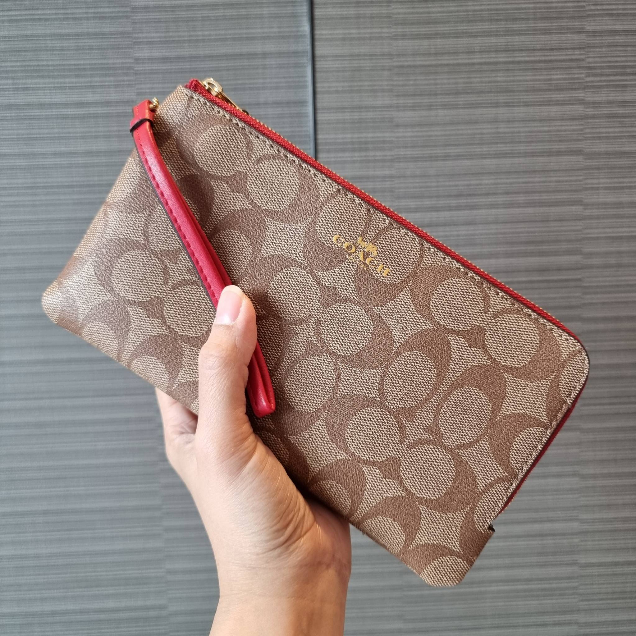 COACH F54057 DOUBLE ZIP WALLET IN SIGNATURE กระเป๋าคล้องมือ size L ใบนี้ใส่มือถือได้ทุกรุ่น ขนาดกำลังดี พกพาสะดวกมากๆ วัสดุหนังสังเคราะห์ ภายในเป็นผ้าสีสวยคม ใส่ธนบัตร ใส่บัตรได้เยอะ ใส่มือถือได้สบายๆทุกรุ่น ตอบโจทย์สาวๆที่ไม่ชอบพกเยอะวุ่นวายจ้า ใบนี้เอาอ