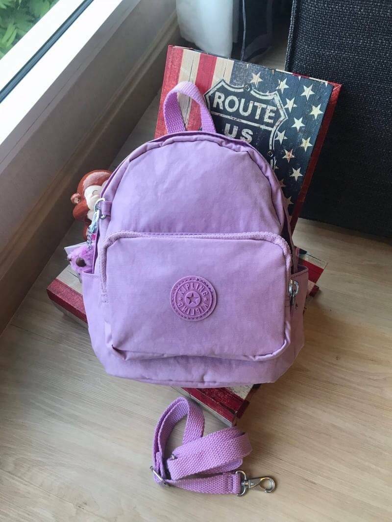 Kipling MINI BACKPACK Small backpack กระเป๋าเป้มินิ ส วัสดุไนล่อน กันน้ำได้ รูปทรงสวย ขนาดกะทัดรัด น้ำหนักเบา สีสันสดใส มาพร้อมสายถอดออกได้ สามารถ เลื่อนปรับสายสะพายได้ 2 แบบสะพายไหล่ , แบบเป้สะพายหลัง ด้านหน้ามีช่องซิป 1 ช่อง ช่องหลักด้านกว้างมีช่องซิป แ