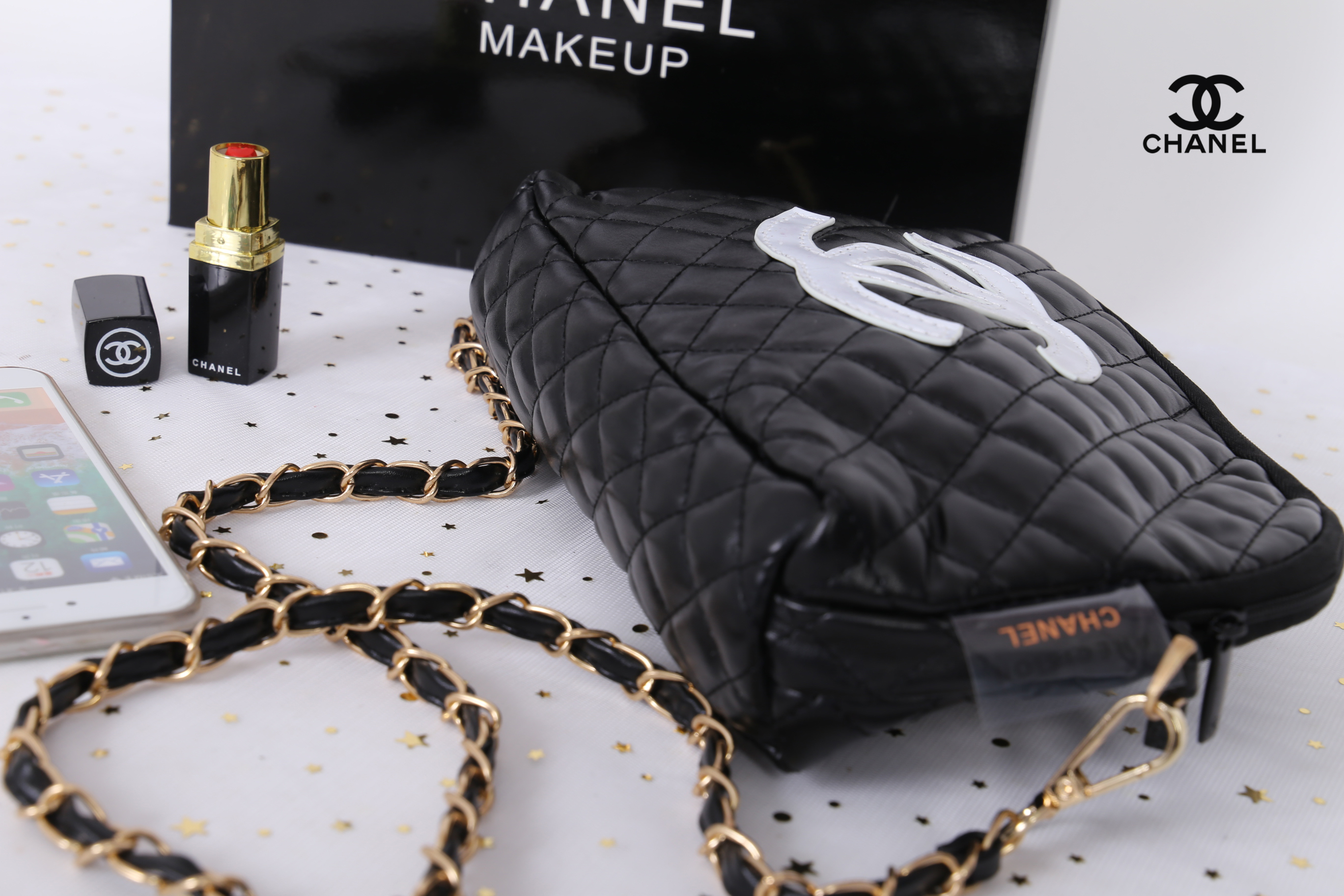 Chanel Quilted Leather Crossbody Bag with gift box สินค้าเป็นของแท้ ใหม่จากเค้าเตอร์เครื่องสำอาง/น้ำหอมแบรนด์ กระเป๋าแบรนด์ Chanel VIP Gift Bag ทำจากหนัง หัวซิปปั้มโลโก้แบรนด์ มาพร้อมสายยาว สายโซ่อะไหล่ทองยาว Crossbody สายถอดเก็บได้ ด้านในบุผ้า ปั้มแบรนด์