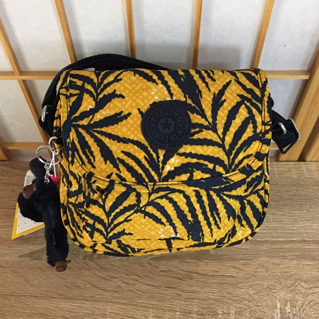 Kipling Nuria Shoulder Bag K10026 กระเป๋าสะพาย collection ตัวแพงของ Kipling ของแท้ จากโรงงาน OEM. วัสดุ 100% nylon รูปทรงสวย ขนาดกระทัดรัด สะพายคล่องตัว เปิดด้วยกระดุมแม่เหล็ก มีช่องกระเป๋าด้านหน้า ช่องซิปหลัก ด้านในโล่ง ซับในลายสวย มีช่องซิป และช่องใส่ขอ