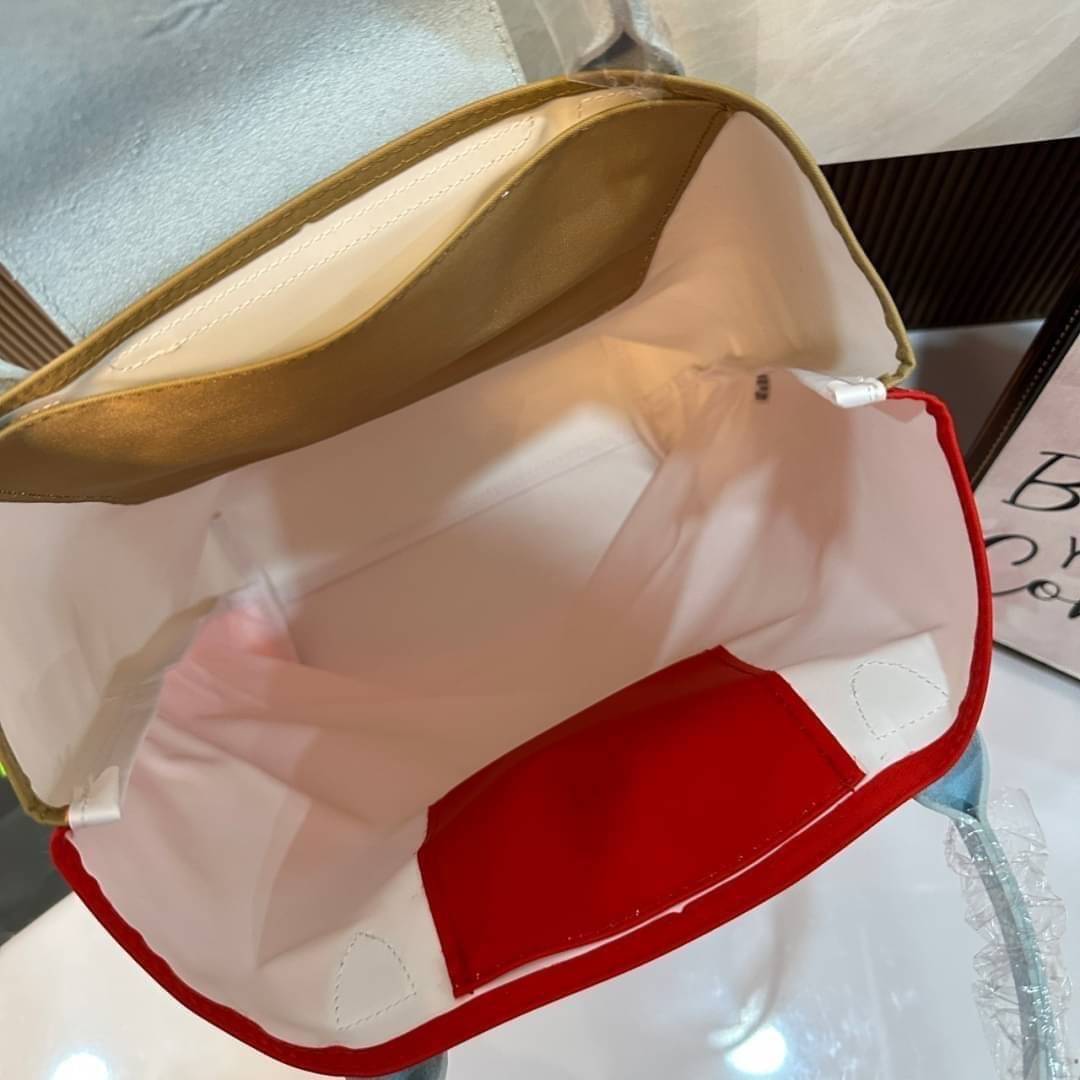 LONGCHAMP LE PLIAGE RE-PLAY TOP HANDLE BAG สินค้ารุ่นลิมิเต็ด collection สุดปัง ซื้อใบเดียวเหมือนได้2 ใบ กระเป๋าสะพายแนวตั้งที่กว้างขวาง มีเอกลักษณ์เฉพาะตัวแต่มีดีไซน์ที่น่าดึงดูด