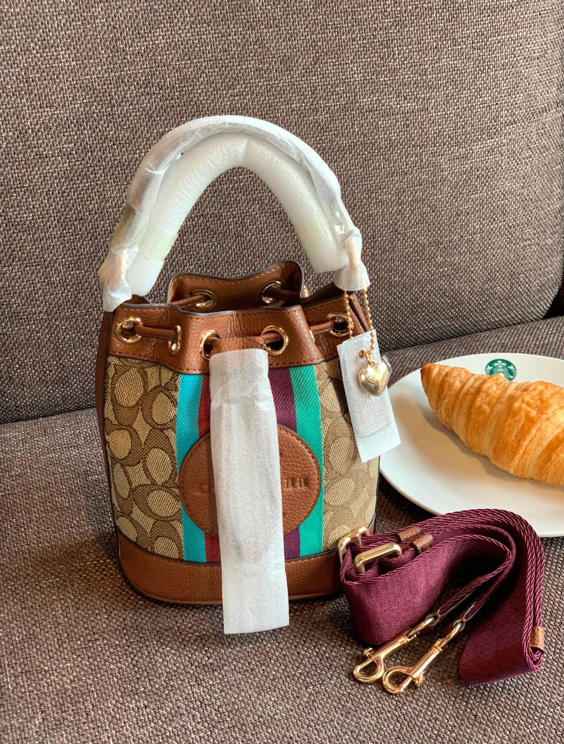 น้องใหม่ล่าสุด สวยเกินต้านเลยค่าา! COACH DEMPSEY DRAWSTRING BUCKET 15 IN SIGNATURE JACQUARD WITH STRIPE 2021 พร้อมส่งที่ไทย ออกใหม่ล่าสุด ห้ามพลาดค่า! กระเป๋าทรงขนมจีบ วัสดุJacquard+หนังแท้ ตัเแทบสีตรงกลาง เพิ่มสีสันเข้ามาได้ลงตัวสวยงามมากๆค่ะ