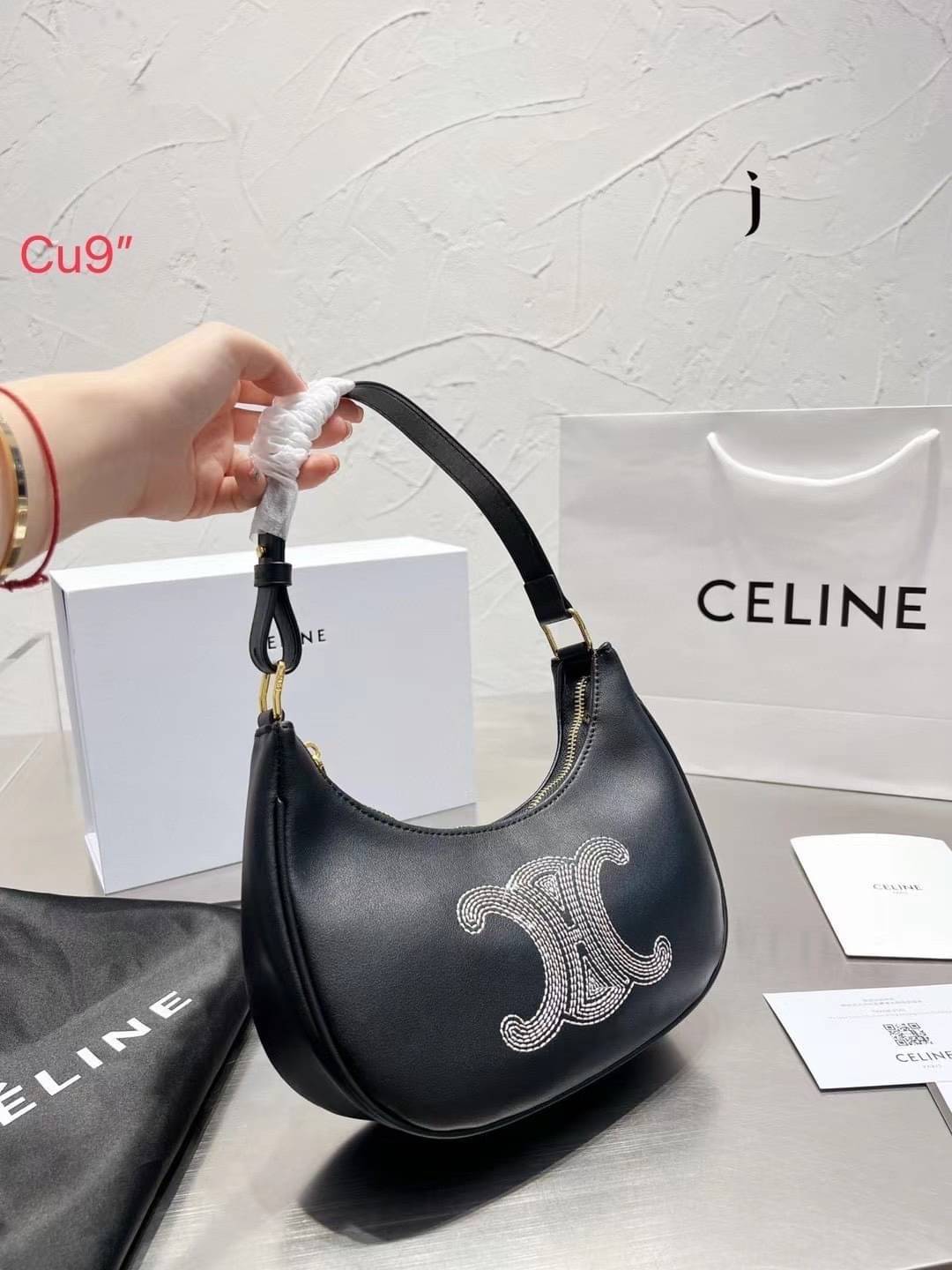 CELINE Ava Bag in Smooth Calfskin with Triomphe Embroidery กระเป๋าคล้องไหล่ซีลีนรุ่นใหม่ โลโก้งานปัก เรียบหรูและคลาสสิกมากๆ เข้ากับการแต่งตัวหลายสไตล์ ใช้ได้ทั้งกลางวันและกลางคืน หากสาว ๆ คนไหนที่กำลังมองหากระเป๋าสะพายไหล่ใบเล็กและ Practical เราขอแนะนำรุ่