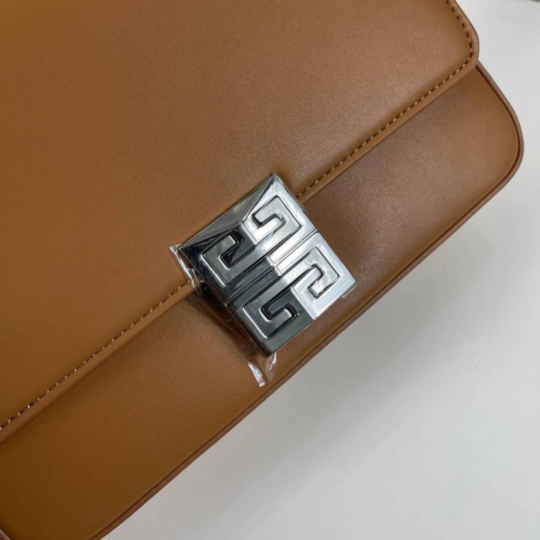 Givenchy Introducing 4G Medium Shoulder Bag วัสดุหนังแท้ อะไหล่สีเงิน ดีไซน์สวยงามทันสมัยรูปทรงสี่เหลี่ยมแบบคลาสสิก มาพร้อมสายหนังตีแบรนด์ Givenchy อันเป็นเอกลักษณ์เฉพาะของแบรนด์