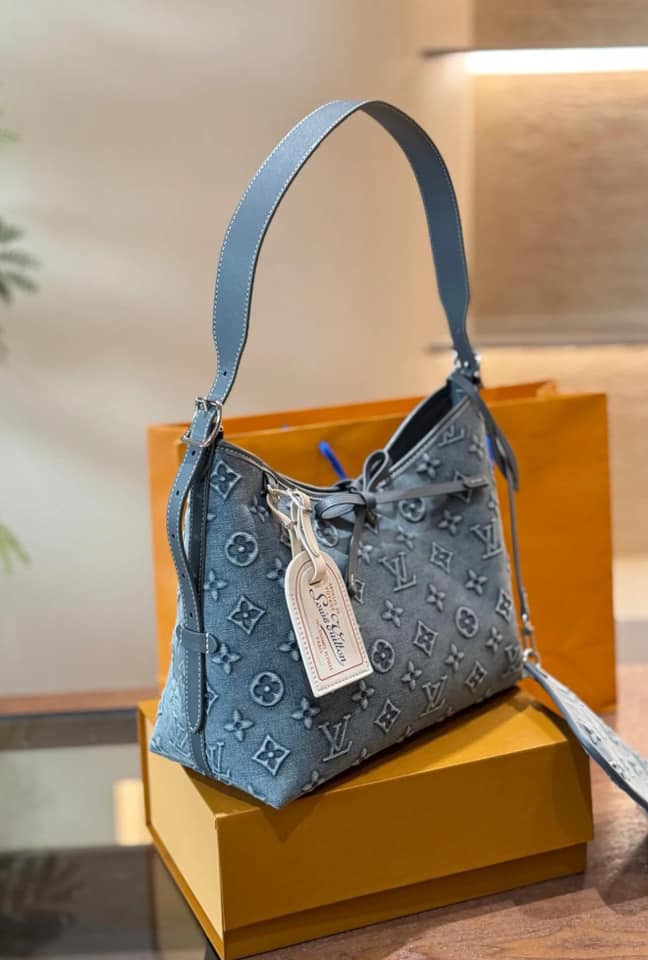 LV Carryall Denim Vintage Tote Bag กระเป๋าทรงโท้ทเดนิมสไตล์วินเทจ รุ่นใหม่ปั้มนูนลายโมโนแกรมบนเดนิมสุดไอคอนิก ที่ใครเห็นต้องเป็นคลั่งรัก ผู้ดี หรูหราได้ทุกลุค ทุกสไตล์