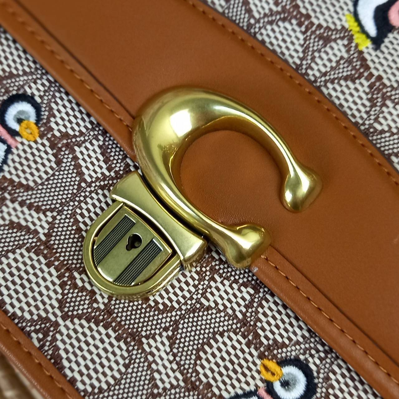 COACH STUDIO SHOULDER BAG IN SIGNATURE JACQUARD WITH PENGUIN MOTIF (C7935) กระเป๋าสะพาย ดีไซน์เฉียบ! สุดคลาสสิค ที่เป็นเอกลักษณ์เฉพาะตัว//วัสดุ JACQUARD พิมพ์ลาย SIGNATURE ผสมหนังแท้ รูปทรงสวย ดีเทลเรียบหรู เพิ่มดีไซน์โดดเด่น ด้วยการปักเย็บ รูปเพนกวินสุดน