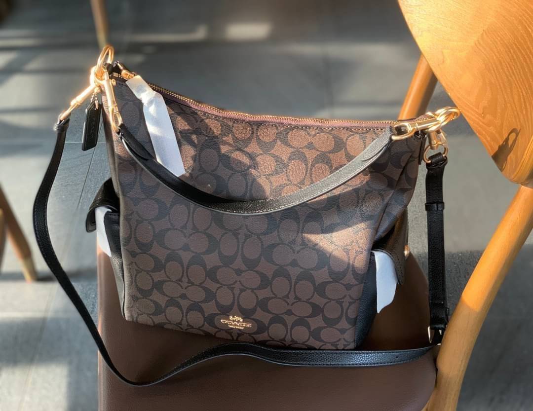 COACH PENNIE SHOULDER BAG ((C1523)) ✔️กระเป๋าหิ้ว//คล้องไหล่//สะพายข้างได้ สุดคุ้ม! ✔️ใบใหญ่ ทรงสวยใส่ของได้จุมาก หนังแท้ หนังนิ่ม สัมผัสแล้วหลงรักแน่นอนค่ะ ✔️ปากกระเป๋ากว้าง ล้วงหยิบของสะดวกมากๆ ภายในกระเป๋าโล่งกว้าง สัมภาระเยอะๆหายห