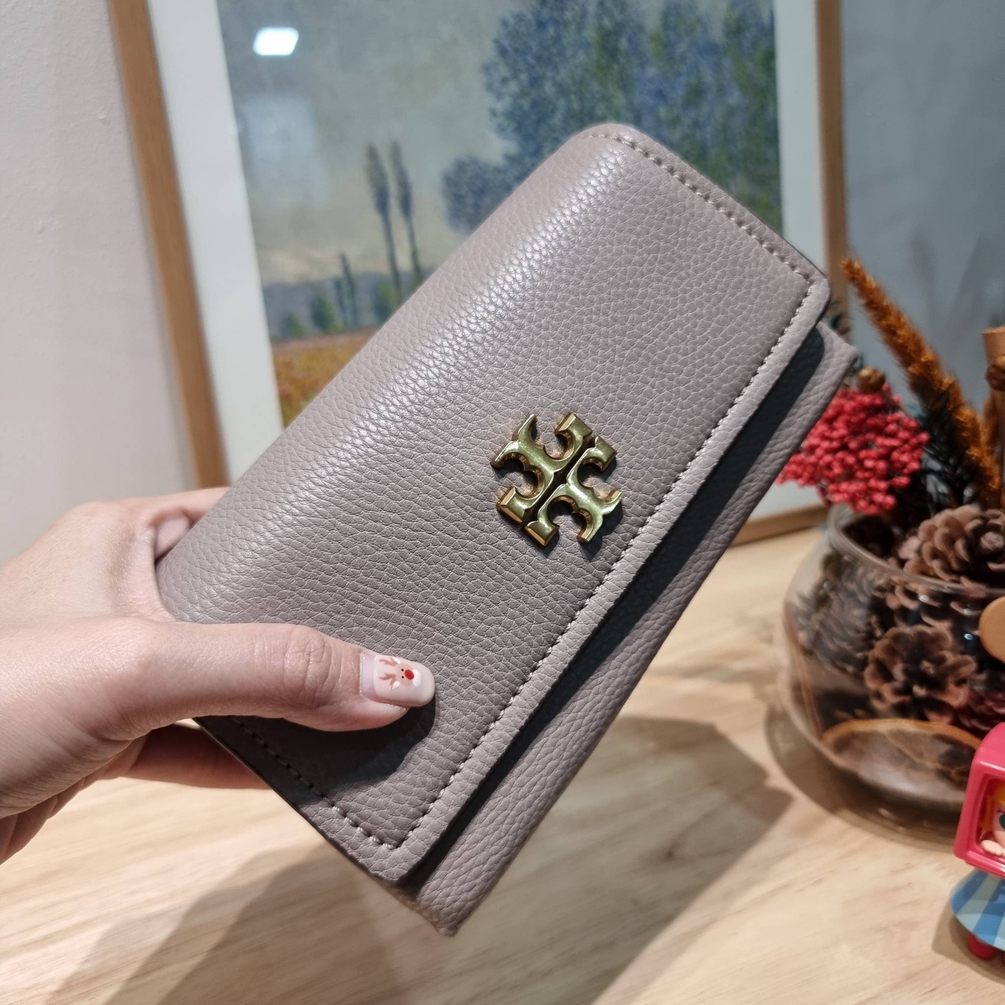 TORY BURCH LIMITED-EDITION MINI BAG รุ่นลิมิเต็ด ที่ sold out ไปแล้วหลายช็อป มีมาให้ช้อปที่นี่! กับกระเป๋าสะพายข้างทรงผู้ดี ไซส์มินิ ที่ผลิตมาในจำนวนจำกัด โดดเด่นด้วยอะไหล่ทองคลาสสิคหรูหรา และสายสะพายโซ่สลับหนัง ทำให้สะพายได้โดยไม่เจ็บไหล่