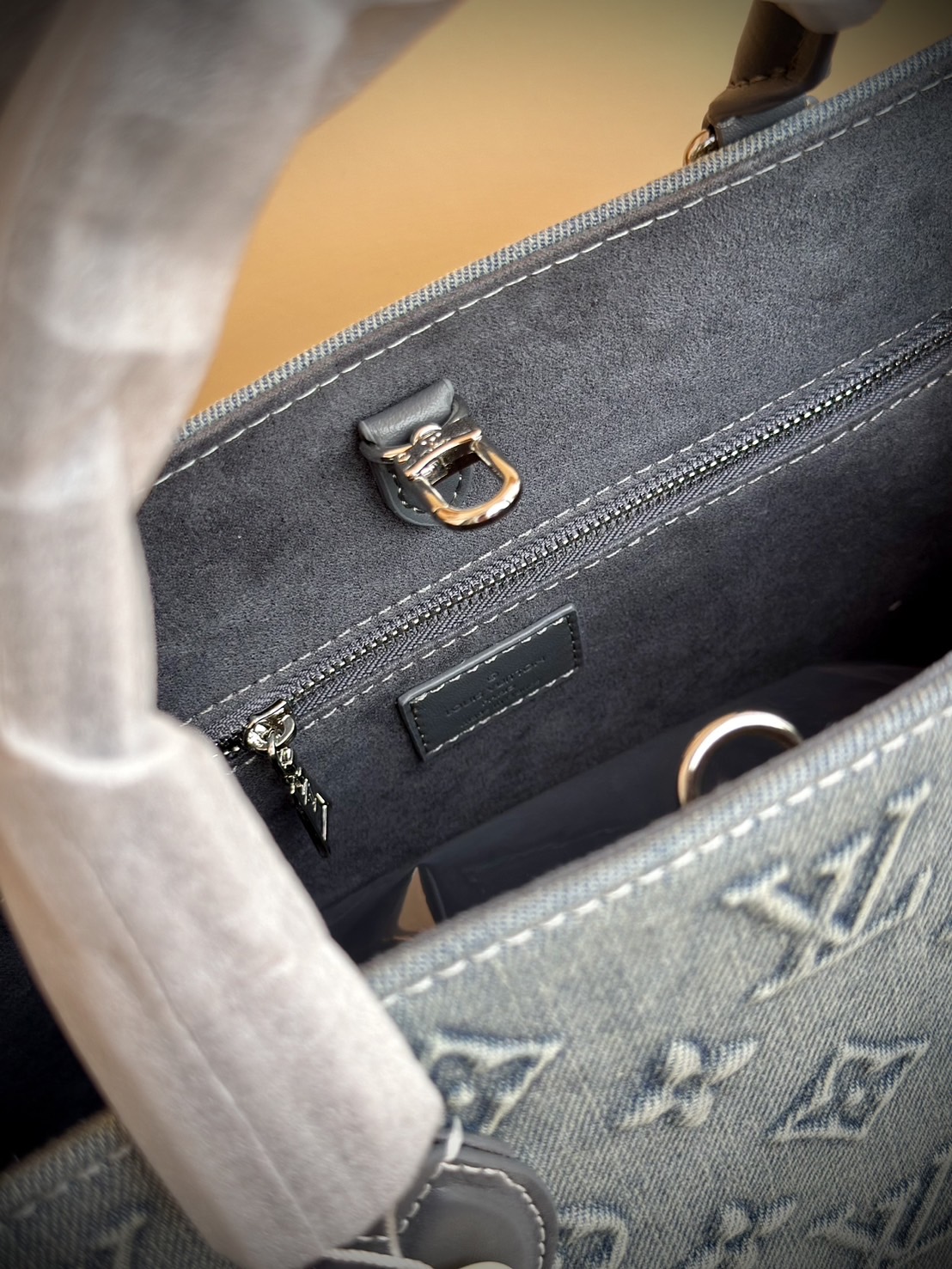 LV Onthego Denim Vintage Tote Bag กระเป๋าทรงโท้ทเดนิมสไตล์วินเทจ รุ่นใหม่ปั้มลายโมโนแกรมบนเดนิมสุดไอคอนิก ที่ใครเห็นต้องเป็นคลั่งรัก ผู้ดี หรูหราได้ทุกลุค ทุกสไตล์