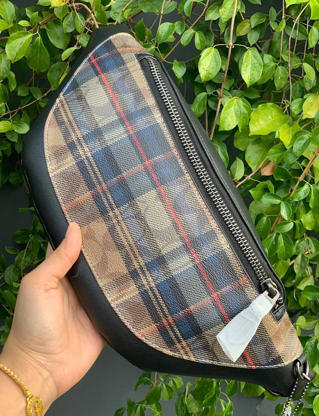 OUTTLET 】COACH WARREN BELT BAG IN SIGNATURE WITH PLAID PRINT ใบใหญ่คะ! ((83001)) สีเข้าใหม่ เอาใจวัยโจ๋ไปเลยจ้าา กระเป๋าคาดอกด้านหน้า//คาดไปทางด้านหลัง//หรือคาดเอวได้ ตามแต่ความถนัดได้เลยนะคะ หนังแท้ ด้านหน้าปริ้นลายสก๊อต+โลโก้แบรนด์ ได้สวยงามมากค่ะ กระเป
