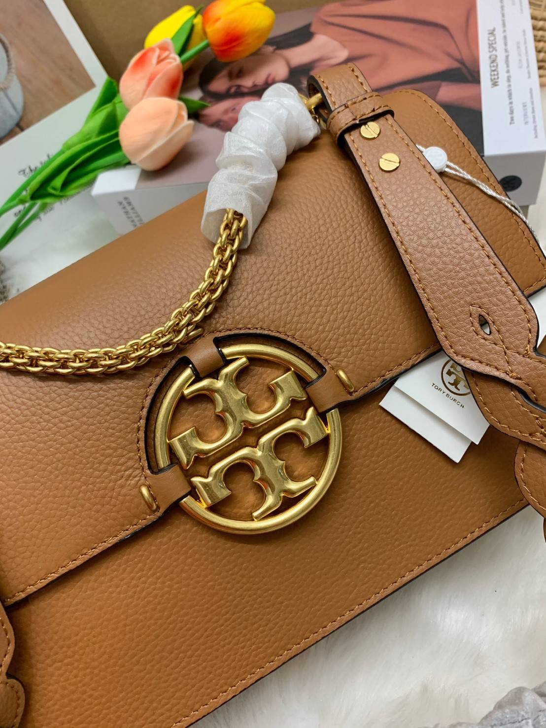สวยจริงไม่จกตาจ้าา😘 TORY BURCH MILLER SHOULDER BAG BRAIDED STRAP LARGE ((81668)) พร้อมส่งที่ไทย! กระเป๋าหิ้วและสะพายไหล่ได้ในตัว หนังแท้ลายหนังสวยมากๆค่ะ ด้านหน้ามีอะไหล่โลโกแบรนด์ หรู สะพุดตาทีเดียว เปิดปิดกระเป๋าแบบฝาปิด ภายในมีช่องหลักใส่ของ2ช่