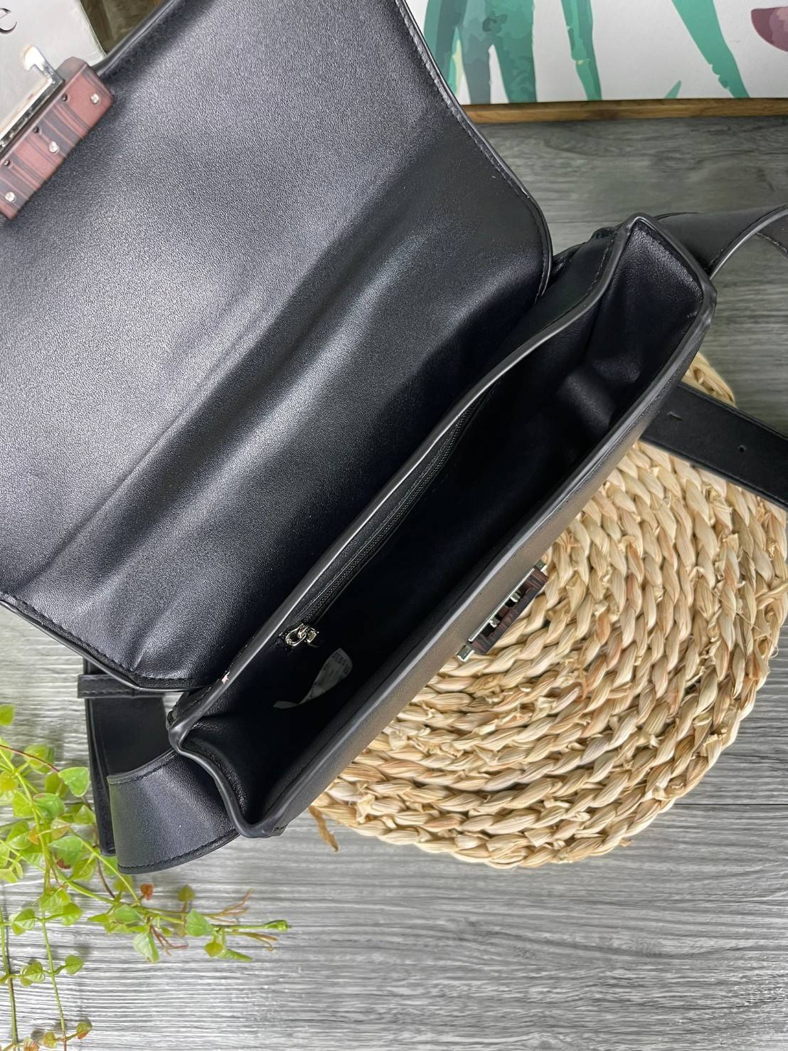 Charles & Keith Front Flap Push Lock กระเป๋าสะพายข้างทรงสวย จุดเด่นที่อะไหล่ลายไม้ตรงตัวเปิดปิด น้ำหนักเบา ด้านหลังมีช่องใส่ของได้ เปิดปิดแบบตัวกดล็อก ด้านในจุของได้พอสมควร เช่น iPhone 12 Pro Max กระเป๋าเงินใบกลาง/สั้นเป็นต้น สายสะพายยาวปรับสายได้ (ถอดสาย