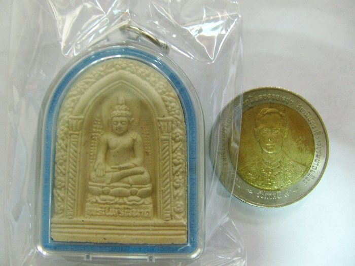 สินค้าหมดค่ะ พระไพรีพินาศซุ้มโค้งเนื้อผง วัดบวรนิเวศวิหาร พ.ศ.๒๕๕๓ เลี่ยมกรอบฟ้าใสค่ะ