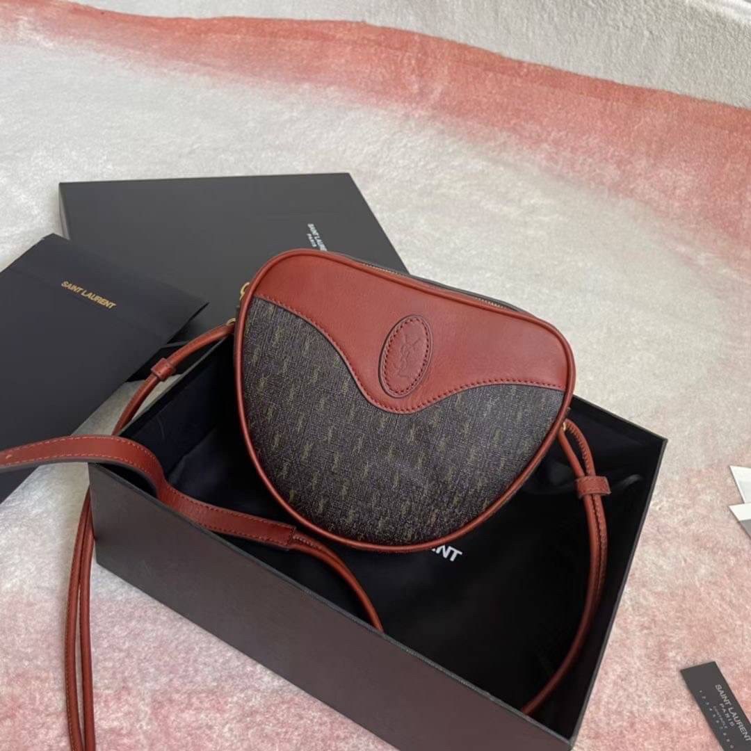 YVES SAINT LAURENT BAG กระเป๋าสะพายสไตล์วินเทจ งานหนังแท้สวย โทนสีผู้ดีมากค่ะ ภายในโล่งจะสะพายไหล่ CROSSBODY ก็ดูดี สินค้ามาพร้อมถุงผ้าและกล่องแบรนด์พร้อมส่งที่ไทยราคาสุดคุ้ม สาวก YSL ห้ามพลาด!