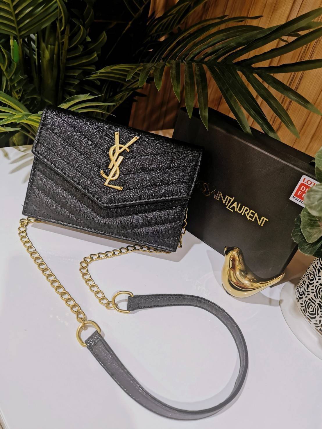VIP 】YVES SAINT LAURENT YSL BAG VIP GIFT WITH PURCHASE GWP พรีเมี่ยมกิ้ฟ Limited จาก YSL DUTY FREE COUNTER ดีไซน์ทรงสี่เหลี่ยมหนังคาร์เวียขึ้นลายริ้วสวยอยู่ทรงเปิดปิดด้วยฝาปิด Envelop กระดุมแม่เหล็กด้านหน้าประดับโลโก้แบรนด์อะไหล่ทอง ภายในโล่งสามารถใส่มือถ