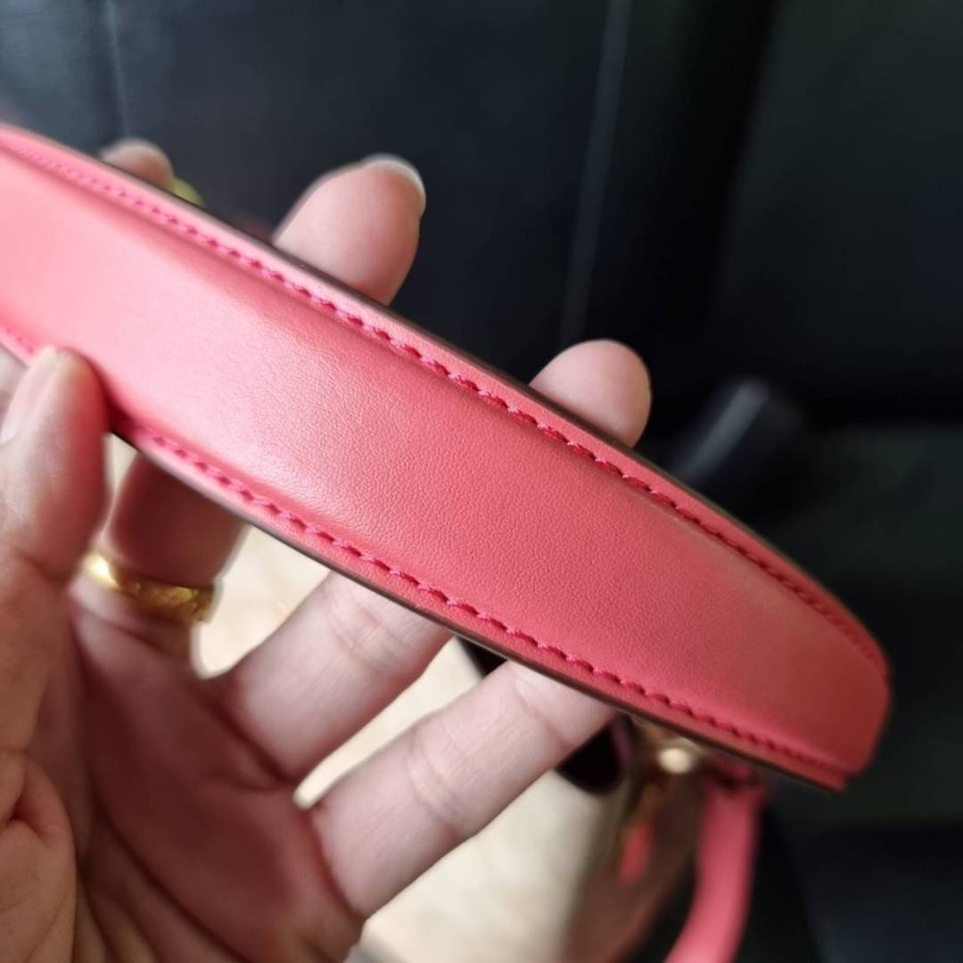 COACH 2312 SMALL TOWN BUCKET BAG IN SIGNATURE CANVAS รุ่นยอดนิยมใบเล็กมาครบสีแล้วจ้า กระเป๋าทรงบัคเก็ต สีผู้ดี๊ผู้ดี ตัวกระเป๋าดีไซน์คลาสสิคลายซี ดูโดดเด่น วัสดุหนังแคนวาสเคลือบลาย สวยคมทุกมุมจริงๆ!! เปิด-ปิดด้วยกระดุมแม่เหล็กทั้ง 2 ฝั่ง ภายในเป็นช่องโล่ง