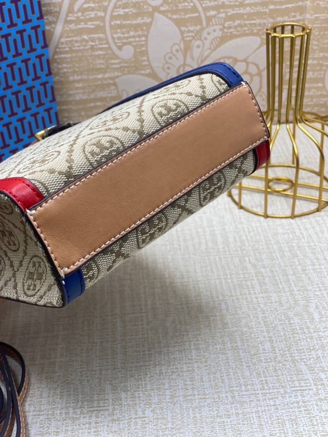 TORY BURCH T MONOGRAM COLORBlOCK JACQUARD MINI TOTE คอลเลคชั่นใหม่ล่าสุด ครอบครองก่อนใคร ไอเท็มยุคนี้รุ่นที่ควรมีติดตู้คะสาวๆ วัสดุ jacquard สลับหนังแท้ หูจับ มาพร้อมสายสะพายข้างหนังแท้ ปรับระดับได้ สายสามารถถอดออกได้ ภายในเป็นช่องโล่ง ใส่มือถือได้ กระเป๋