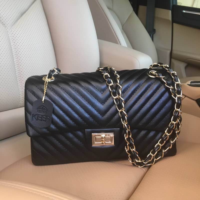 มาเพิ่มละค่า งาน Best Seller ทางร้าน ได้กระเป๋า จากแบรนด์ KEEP รุ่น KEEP shoulder chevron chain handbag สวย หรู มากๆ เลยน๊า กระเป๋าอยู่ทรง **หนังแกะนิ่มมากคะ สายโซ่สะพายสบายคะ สายปรับ สั้น ยาวได้คะ ภายในสีแดง มีช่องใส่ของจิกจิงหลายช่องแบ่งเก็บของเป็นสัดส่