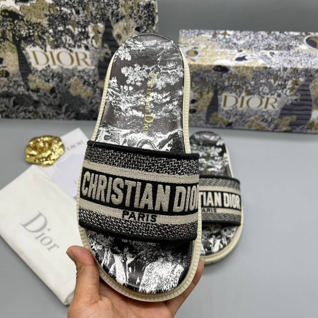 DIOR DWAY SLIDE Toile de Jouy Flowers Embroidered Cotton Dior Sandals รองเท้าแตะที่เป็นเอกลักษณ์ ที่สุดแห่งความหรูหราใช้งานได้ทุกวัน ตัดเย็บจากผ้าฝ้ายปักลาย ประดับด้วยรายละเอียดสวยงาม เสริมส้นยางหนาอย่างดีสวมใส่ง่าย น้ำหนักเบา งานเกรดออริจินอล 1:1 เหมือนท