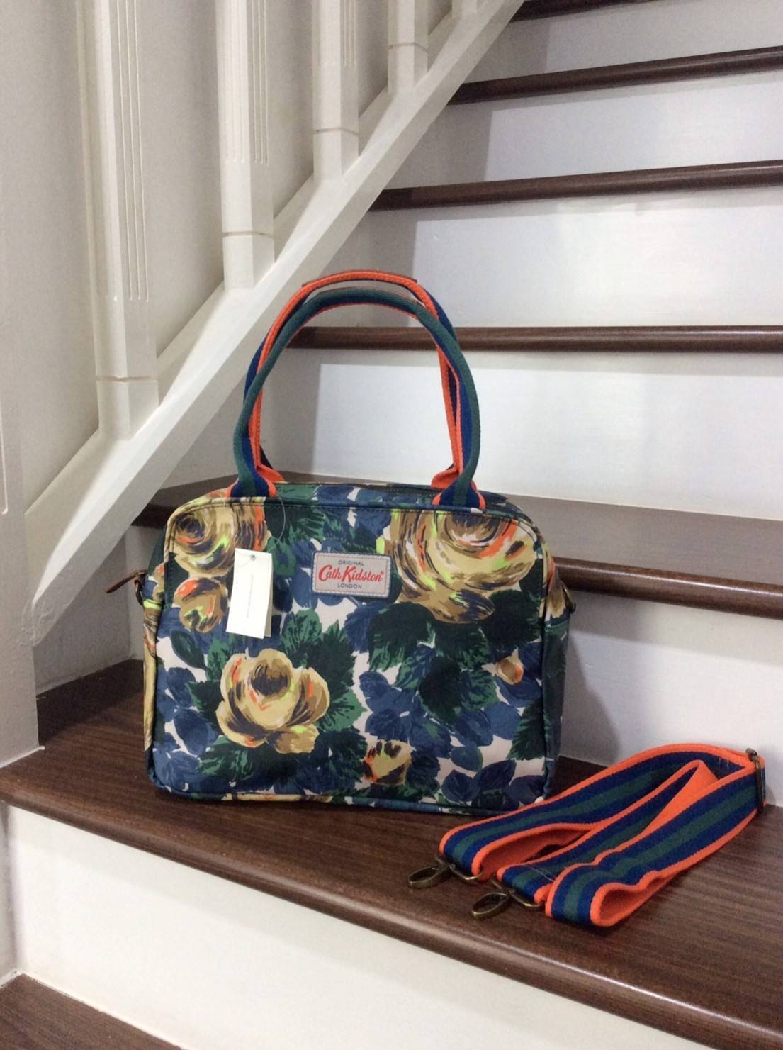 Cath Kidston Matt Oilcloth Busy Bag Handbag Crossbody Dimension: 34 x 22 x 12 cm / Strap 120 cm 2 way use, either use as a handbag or a cross body bag Waterproof matt oilcloth surface 2015AW Season's Oxford Rose Print in Deep Blue Colour