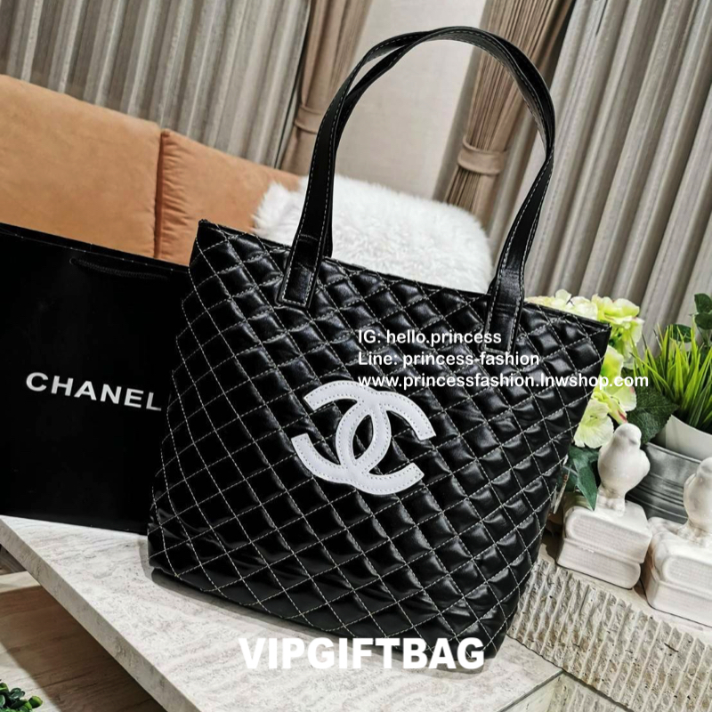 Chanel GWP Tote Bag กระเป๋าสะพายทรง Tote VIP Gift With Purchase (GWP) Limited Edition พรีเมี่ยมกิ้ฟของแท้รุ่นใหม่ล่าสุดจาก Chanel Cosmetic Counter วัสดุหนังนิ่มเรียบลายตารางอยู่ทรงสวยด้านหน้ามีโลโก้แบรนด์ ขนาดกำลังดี เปิดปิดด้วยกระดุมแม่เหล็ก ภายในโล่งกว้
