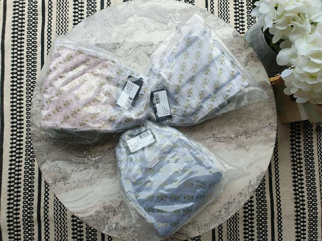 GUESS TAYLOR MINI SATCHEL CROSSBODY BAG กระเป๋าสะพายใบเล็ก สไตล์ สวยหรู คุณหนู ไฮโซ น่ารักมากๆ วัสดุหนังpu เย็บลายตาราง หนังนิ่ม จับนุ่มมือ และ ลายทาง หนัง saffiano ตั้งอยู่ทรง แบบน่ารักไม่ซ้ำใคร ด้านหน้าประดับโลโก้แบรนด์ อะไหล่ทอง มาพร้อมสายโซ่ ถอดออกได้