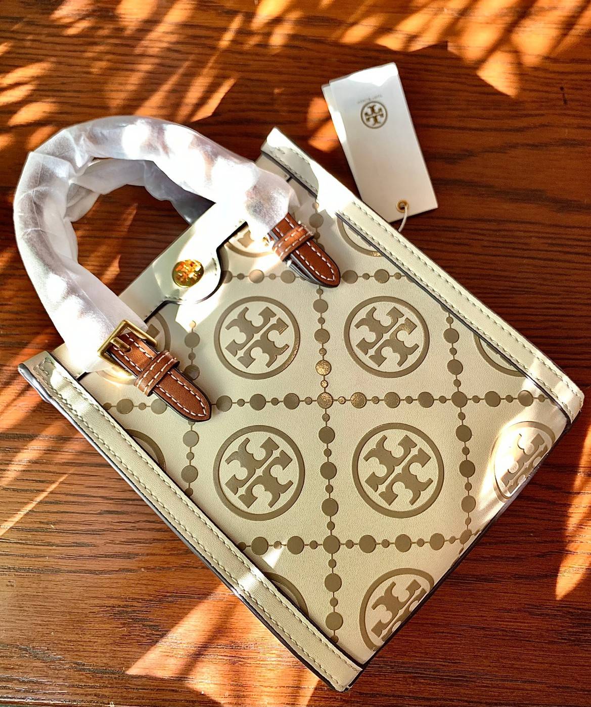 สีใหม่ล่าสุด ผู้ดีมาเลยยจ้าา จำนวนจำกัด! TORY BURCH T MONOGRAM CONTRAST EMBOSSED MINI TOTE 🥂พร้อมส่ง มาอัพลุคให้ดูดีไปพร้อมๆกัน กับกระเป๋าทรงTote ที่ไม่ว่าวันไหนๆ ใบนี้เอาอยู่เลยค่ะ