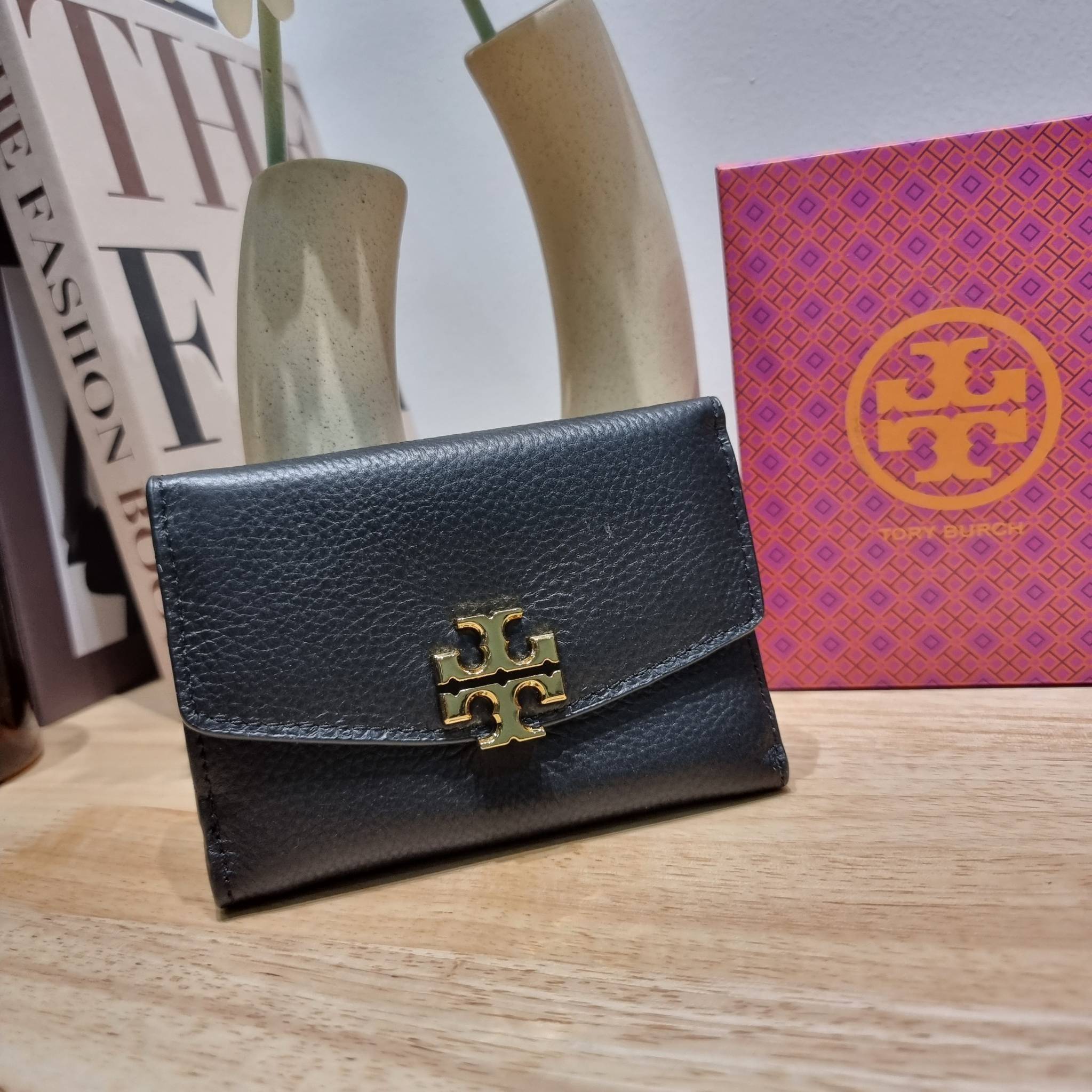 TORY BURCH KIRA MIXED MATERIALS MEDIUM FLAP WALLET กระเป๋าสตางค์ใบกลาง รุ่นยอดนิยม ดูหรูหรา ดูแพง ดีไซน์คลาสสิค ขนาดกำลังพอเหมาะ