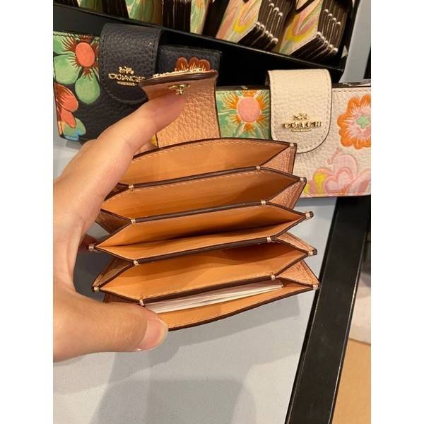 COACH C8325 ACCORDION CARD CASE WITH DREAMY LAND FLORAL PRINT ไอเท็มที่ทำใจฟูจัดเลยจ้า กับกระเป๋าถนอมบัตร ที่สาวๆตามหา ดีไซน์ลวดลายน่ารักมากๆ ขนาดกะทัดรัด พกพาสะดวก วัสดุหนัง pepble ภายในเป็นช่องใส่บัตรได้หลายใบ เหมาะมากสำหรับใครที่มองหากระเป๋าแบ่งสัดส่วน