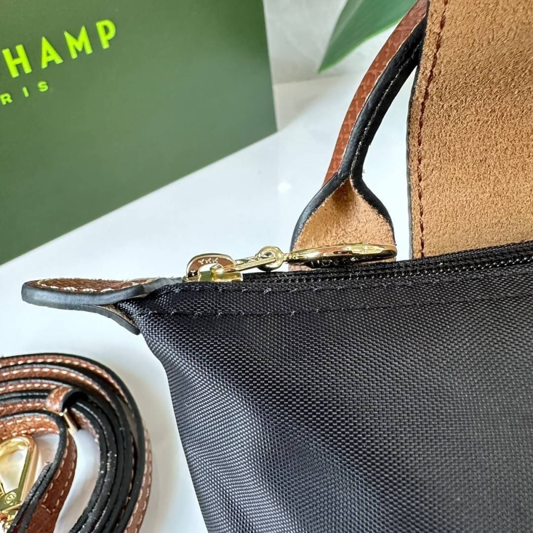 LONGCHAMP LE PLIAGE ORIGINAL Pouch with handle กระเป๋าใบเล็กขนาดกระทัดเหมาะกับใส่ของจำเป็นจุกจิก กันน้ำได้ พร้อมส่ง