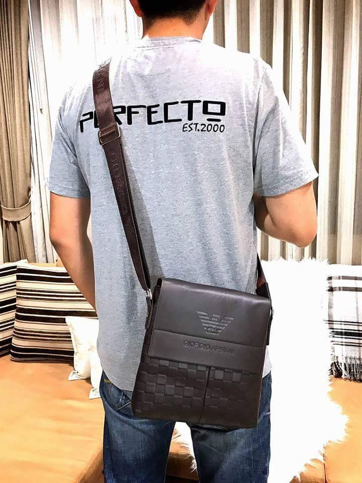 GIORGIO ARMANI CROSSBODY BAG Limited Edition จาก GIORGIO ARMANI JEANS เปิดปิดด้วยฝาปิดแม่เหล็กพร้อมซิปสะดวกใช้ ด้านหน้า ปั๊มโลโก้ และมีช่องใส่ของ ด้านหลังมีช่องซิป ขนาด กำลังดี น้ำหนักเบา กันน้ำ ใส่ ipad, กระเป๋าสตางค์ใบยาว, กล้อง, มือถือ และของใช้ได้เยอะ