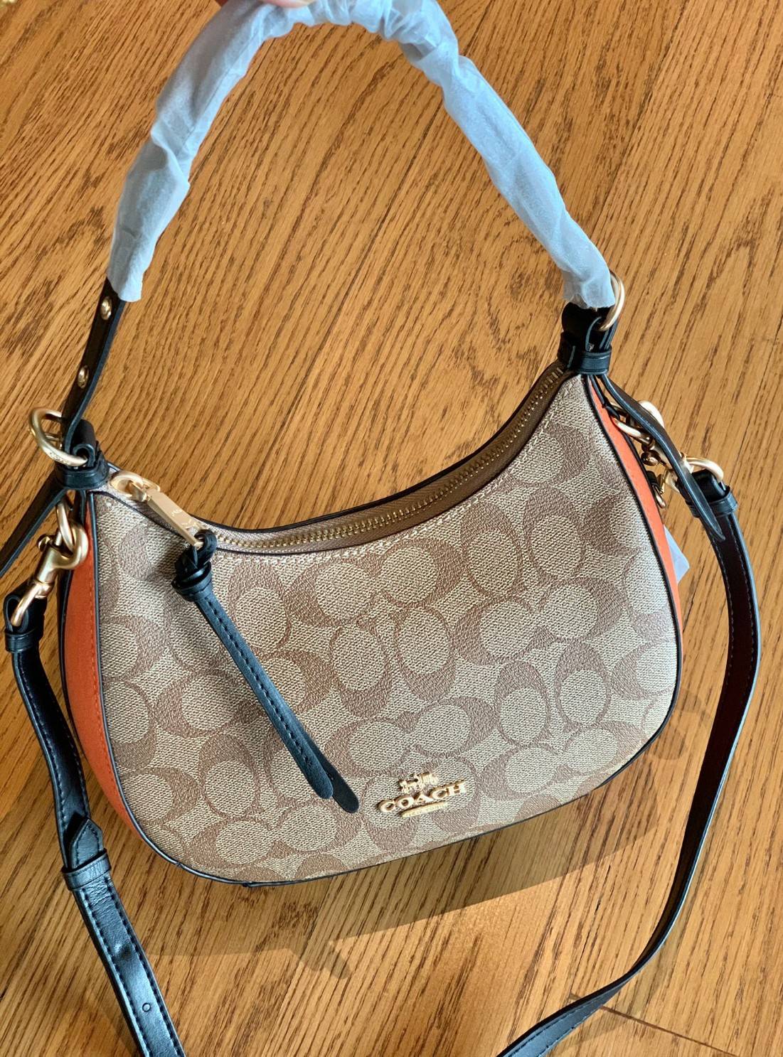 COACH KLEO HOBO BAG ((C7257//C6809//C6807)) พร้อมส่ง คุณภาพเกินเบอร์เลยจ้าา จำนวนจำกัด! กระเป๋าคล้องไหล่หรือสะพายข้างได้ Hobo รุ่นใหม่ล่าสุด ดีไซด์รูปทรงให้ดูเรียลขึ้น หนังแท้นิ่มสวย เปิดปิดกระเป๋าแบบซิปมีหนังห้อยลงมา ภายในกระเป๋าสามารถใส่กระเป๋าเงินใบยาว