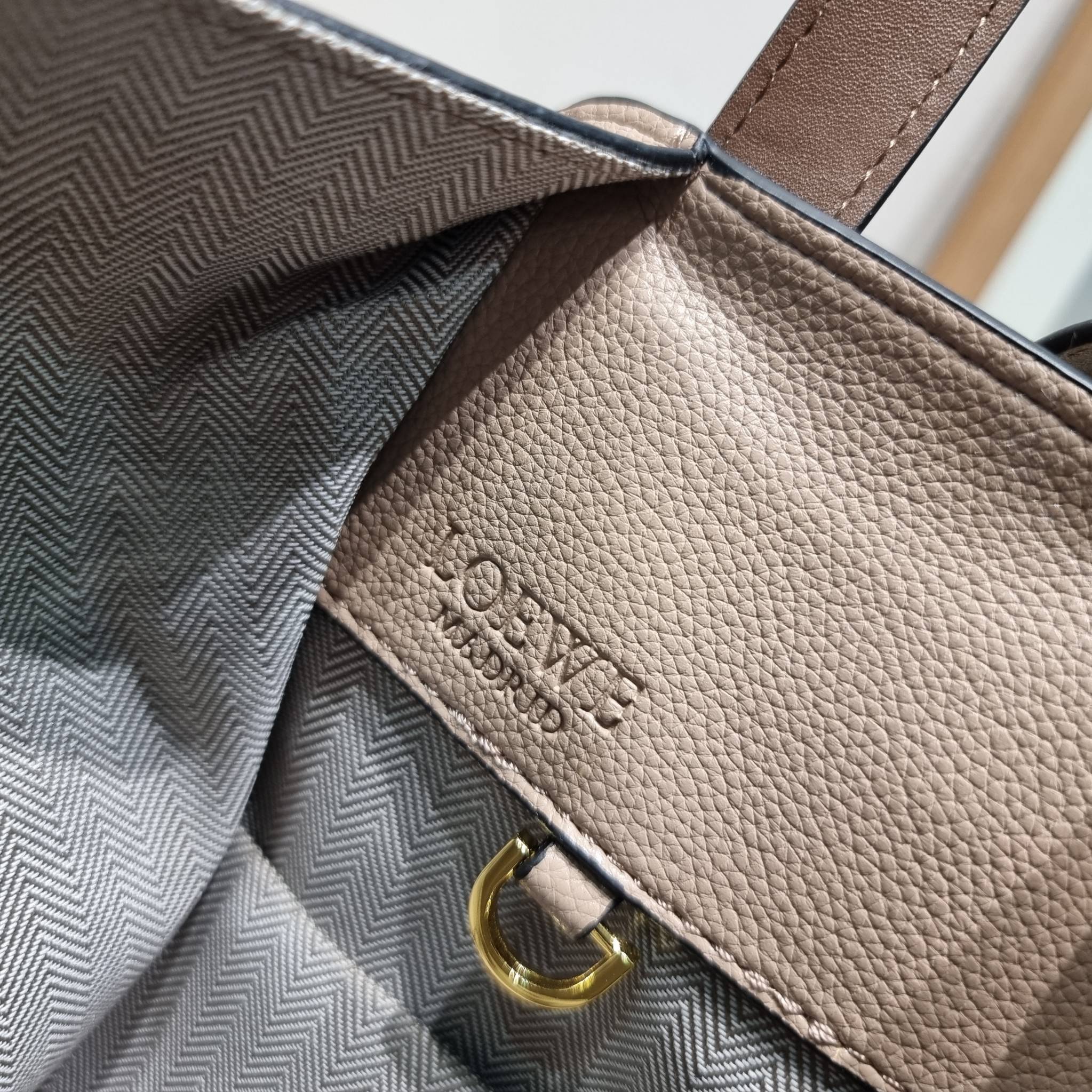 LOEWE SMALL HAMMOCK IN SAND GRAINED LEATHER คอลสุดฮิต ไอเท็มยอดนิยม ที่ใครๆก็ใช้กัน!! กระเป๋าสะพายดีไซน์สุดแซ่บ ที่สามารถปรับเปลี่ยนรูปทรงได้หลากหลาย