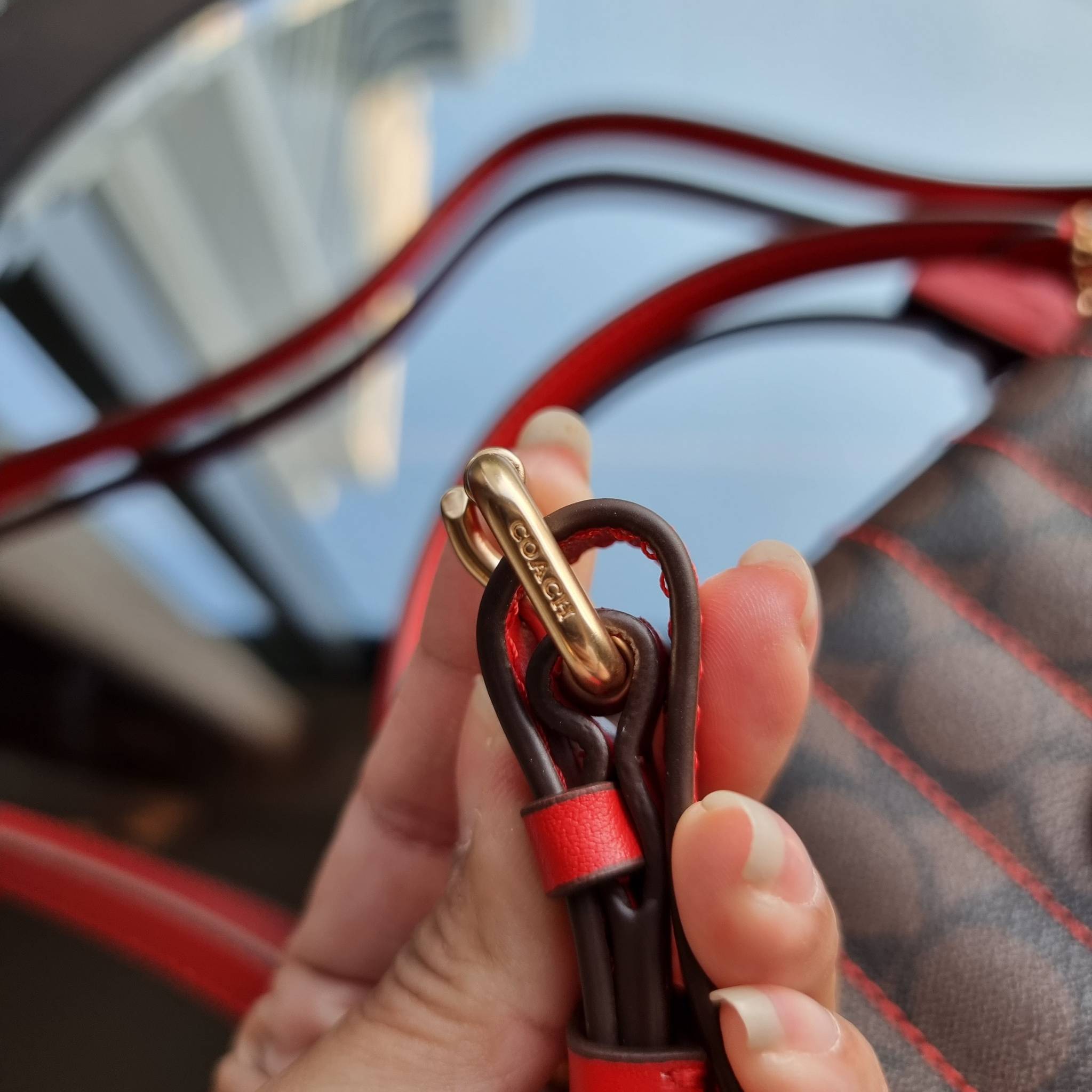 OUTLET 】COACH C5645 MARLIE TOP HANDLE SATCHEL IN SIGNATURE CANVAS WITH QUILTING ดีไซน์ใหม่ กระเป๋าถือ/สะพายข้าง ออกแบบมาไม่เหมือนใคร โดดเด่นด้วยการเย็บบุหนัง โชว์ดีเทลลายเส้น ตกแต่งโลโก้ด้านข้างอะไหล่ทอง วัสดุหนังแคนวาสสลับหนังแท้ เปิด-ปิดด้วยตัวล็อคแน่นห