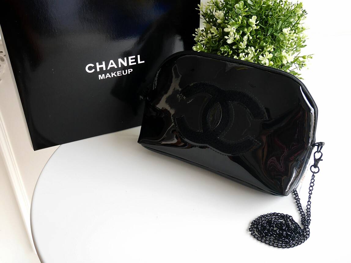 รุ่นใหม่ค้าา♡ Chanel precision luxury leather clutch with chain จากงานพรีเมี่ยมกิ๊ฟ แบรนด์ดังหนังแก้วมันสวยหรู ด้านหน้า ตกแต่งโลโก้แบรนด์บนเฟอร์สีดำ สายโซ่ยาวสีดำสุดหรู สายถอดเก็บได้ ด้านในบุผ้ามันสีแดง ปั้มแบรนด์แท้ จุของได้เยอะ ใส่มือถือได้ทุกรุ่