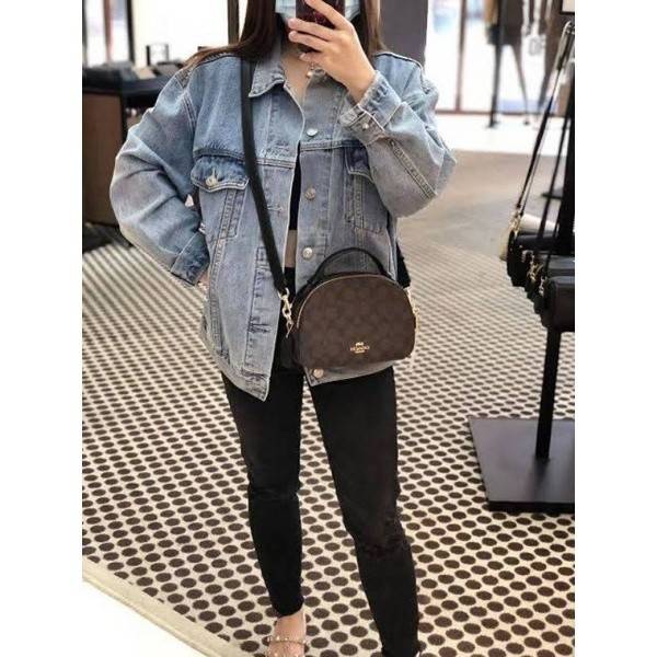 OUTLET 】COACH 1591 SERENA SATCHEL IN SIGNATURE CANVAS กระเป๋าสะพายคอลเลคชั่นยอดฮิต ดีไซน์ลุคผู้ดี ต้องยกให้น้องใบนี้เลย!! จัดสีขายดี สีลุคคุณหนูมาให้ สวยตาแตก!! วัสดุหนังแคนวาส เปิด-ปิดด้วยซิป 2 ช่องหลัก ภายในเป็นช่องโล่ง เก็บของได้แบบสบายๆ ใส่มือถือได้ทุ