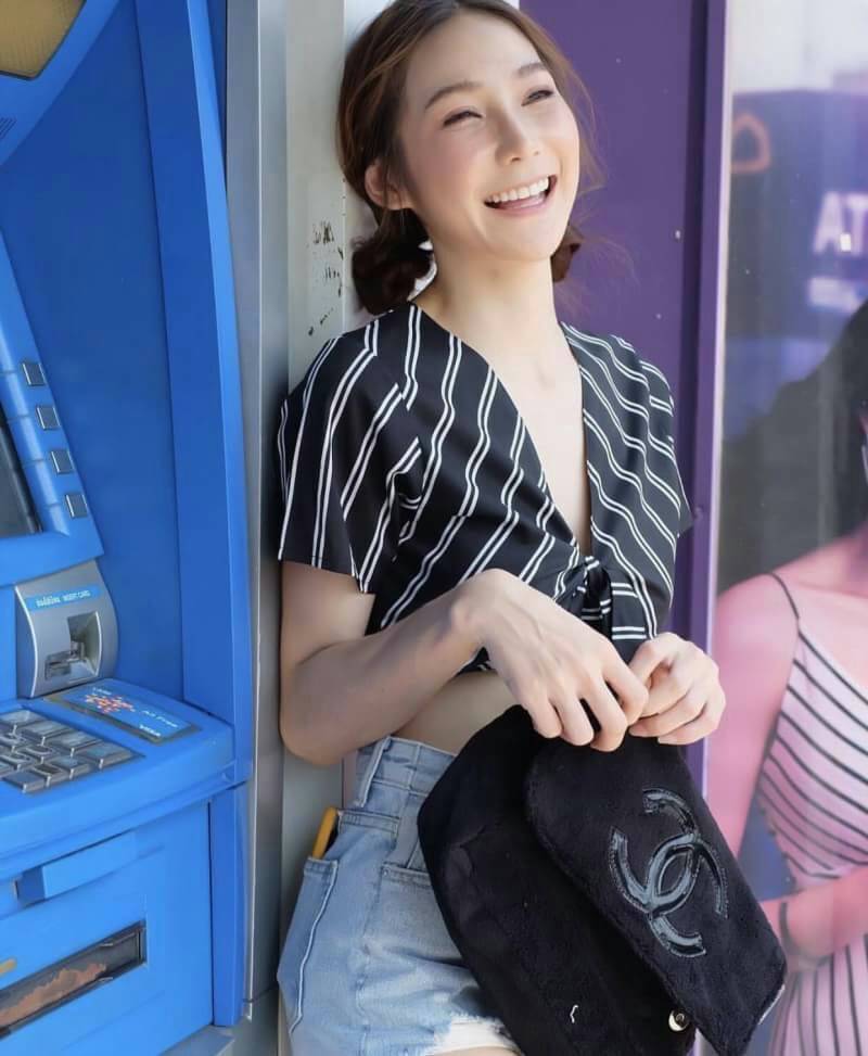 ☃ #กระเป๋าจากงานOutletแท้ 🎈#ภาพถ่ายจากงานขายจริงทั้งหมดนะคะ 🎄New In! ที่หลายคนถามหา มาแล้วจ้า จาก chanel vip gift แบรนด์ดังสุดหรู เป็นกระเป๋า ใบสวยรุ่นหายาก จุของได้เยอะ ขนาดกำลังดี เลิศมาก ใช้แล้วไฮโซ สวยเกินราคาแน่นอนคะ ขนเฟอร์นิ่