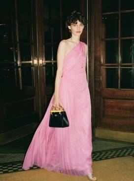 กระเป๋า GUCCI สไตล์งานหูไม้ไผ่ Size mimi รุ่น Gucci Diana Bag กระเป๋าสุดคลาสสิกดีไซน์มาใหม่พร้อมเข็ดขัดหนังสีสะท้อนแสงประดับตรงหูกระเป๋า กระเป๋าทรง tote วัสดุหนังแท้ (calfskin) อะไหล่ทอง ขนาดกำลังดี งานสวยตั้งอยู่ทรง มีสายสะพายยาว 1เส้น สามารถปรับระดับได้