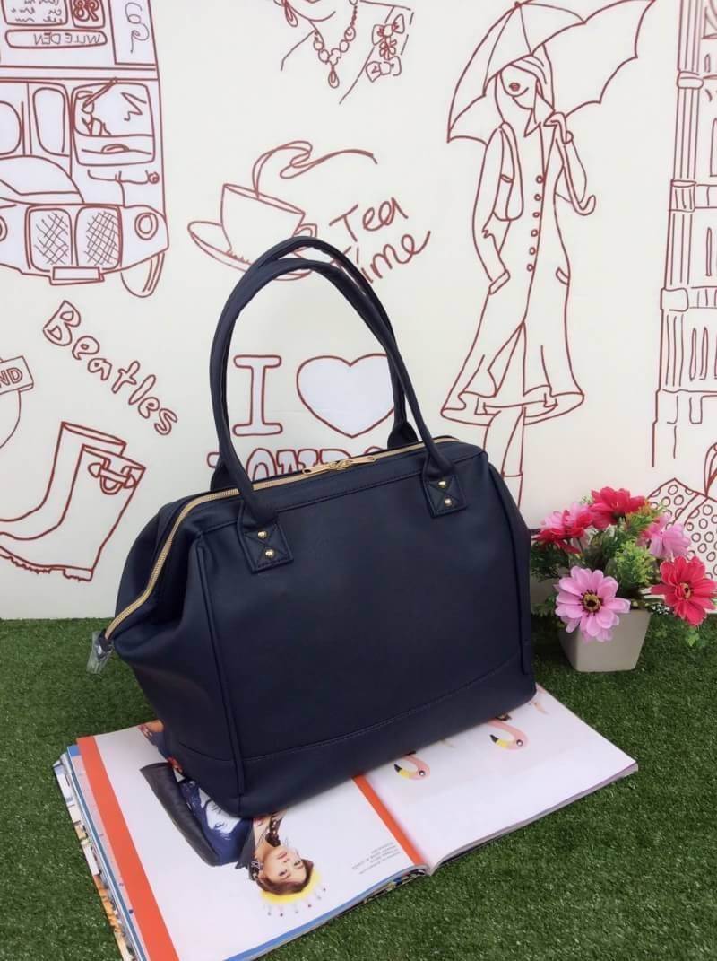 Anello PU Leather boston bag แบรนด์ฮิตติดชารจ์กับรุ่นใหม่ที่ไม่ควรพลาดรุ่นนี้เป็นหนัง pu กันน้ำได้ ใช้งานง่าย เปิดปิดด้วยซิปคู่ ปากกระเป๋ามีโครงเปิดได้กว้าง จุของได้มาก มี่ช่องเล็กด้านใน อีก 2 ช่อง ใส่หนังสือ Notebook หรือเสื้อผ้าได้คะ ด้านใต้มีหมุดรองฐาน