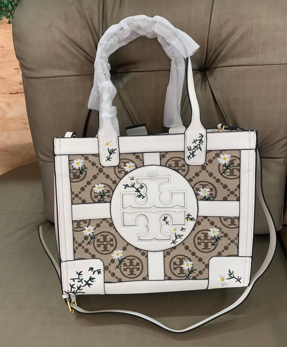 Tory Burch ella jacquard embroidered quadrant tote ลายโมโนแกรม (Monogram) (Material : Woven jacquard leather) ดีไซต์ลำ้เอกลักษณ์ที่โดดเด่น เป็นอีกหนึ่งรุ่นที่ Tory ฺBurch ภูมิใจนำเสนอ ใบใหญ่ค่ะ จุของได้เยอะ ใส่ A4 ได้ งานสวย ตั้งอยู่ทรง จุดเด่นของรุ่นนี้ค
