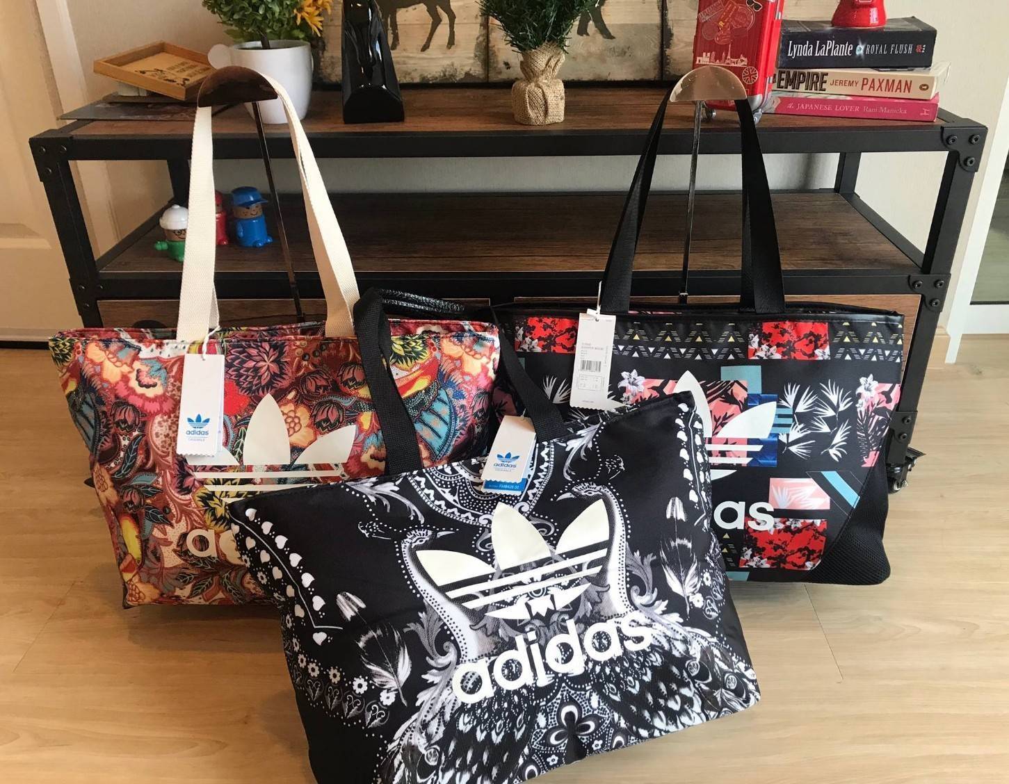 Adidas Original Large Tote Bag กระเป๋าสะพายทรง Tote หรือทรง shopping ใบใหญ่จาก Adidas Factory Outlet วัสดุ Nylon & Polyester 100% เนื้อนิ่มคุณภาพดี น้ำหนักเบาใบใหญ่จุได้เยอะ เปิดปิดด้วยซิปเดียวด้านบน หัวซิปปั้มโลโก้ ภายในมีช่องซิป แยกเก็บของสำคัญ และช่องใ