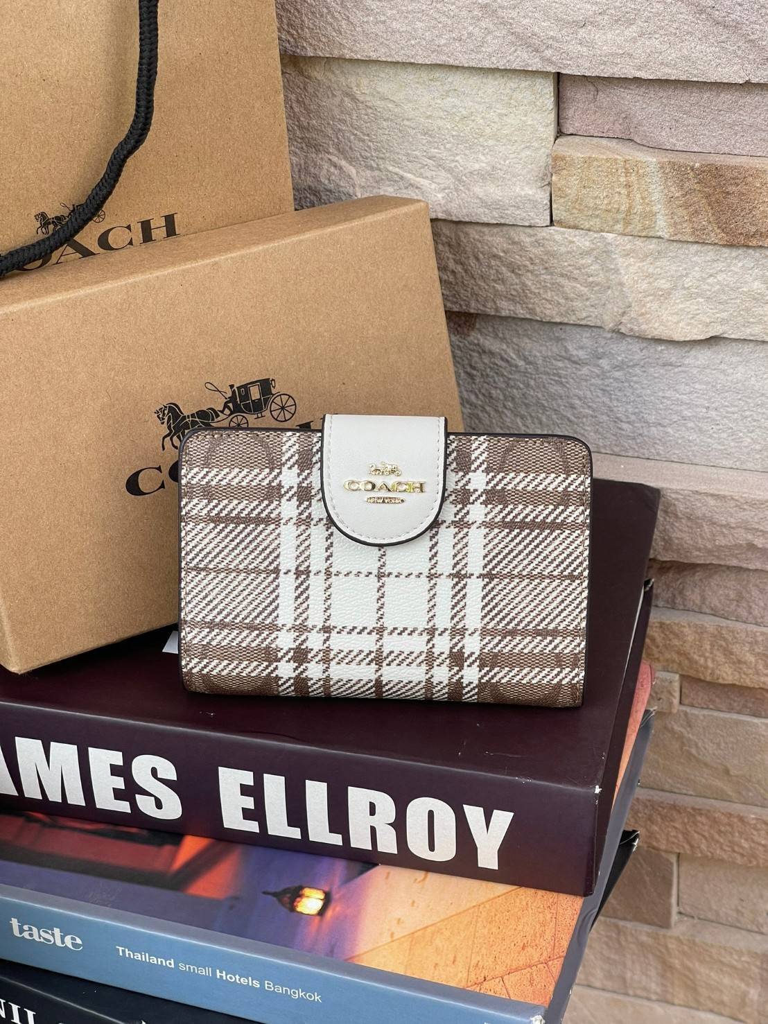 Coach Medium Corner Zip Wallet In Signature Canvas With Hunting Fishing Plaid Print (C6011) กระเป๋าสตางค์ขนาดกลางที่ถือว่าเป็นไอเทม Must Have ของทุกเพศทุกวัยที่ต้องพกติดตัวไว้ตลอดเวลา เพราะนอกจากจะช่วยจัดเก็บเงิน บัตรประชาชน บัตรเครดิตและต่าง ๆ ให้เป็นระเ