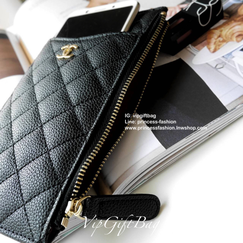 พร้อมส่งที่ไทยแล้วค่ะ♡♡ **สำหรับคนชอบพกน้อย **กะทัดรัด แนะนำรุ่นนี้คะ งานพรีเมี่ยมกิ้ฟท์จากเค้าเตอร์ต่างประเทศ กระเป๋าสตางค์ทรงสวย สะดุดตา หนังสัมผัสลายด้าน จากแบรนด์ CHANEL (GWP) ด้านหน้ามีโลโก้แบรนด์ CC สีทองหรู **อะไหล่สีทองทั้งใบ มีช่องซ