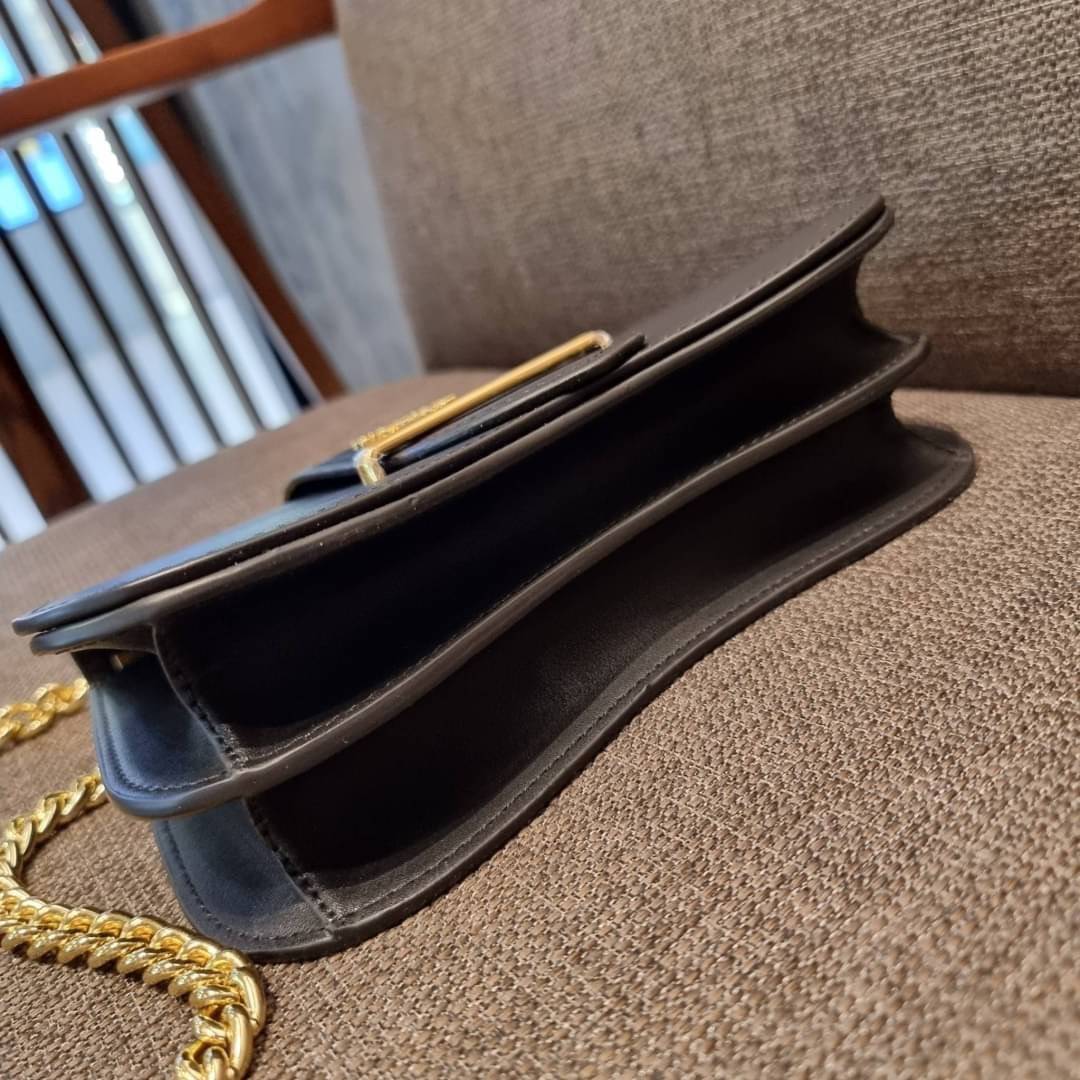 PRADA FRAGRANCE SHOULDER BAG WITH GWP ไอเท็มสุดโปรดที่ควรค่าแก่การครอบครองและเก็บสะสม กระเป๋าสะพายไหล่ สวยคม สีดำคลาสสิคตัดกับอะไหล่ทองเป็นอย่างดี วัสดุหนังแท้เต็มใบ เปิดปิดด้วยแถบหนังสอดในช่อง ใช้งานสะดวก พกพาง่าย ขนาดกำลังสวย สายสะพายในตัว สะพายได้หลากห