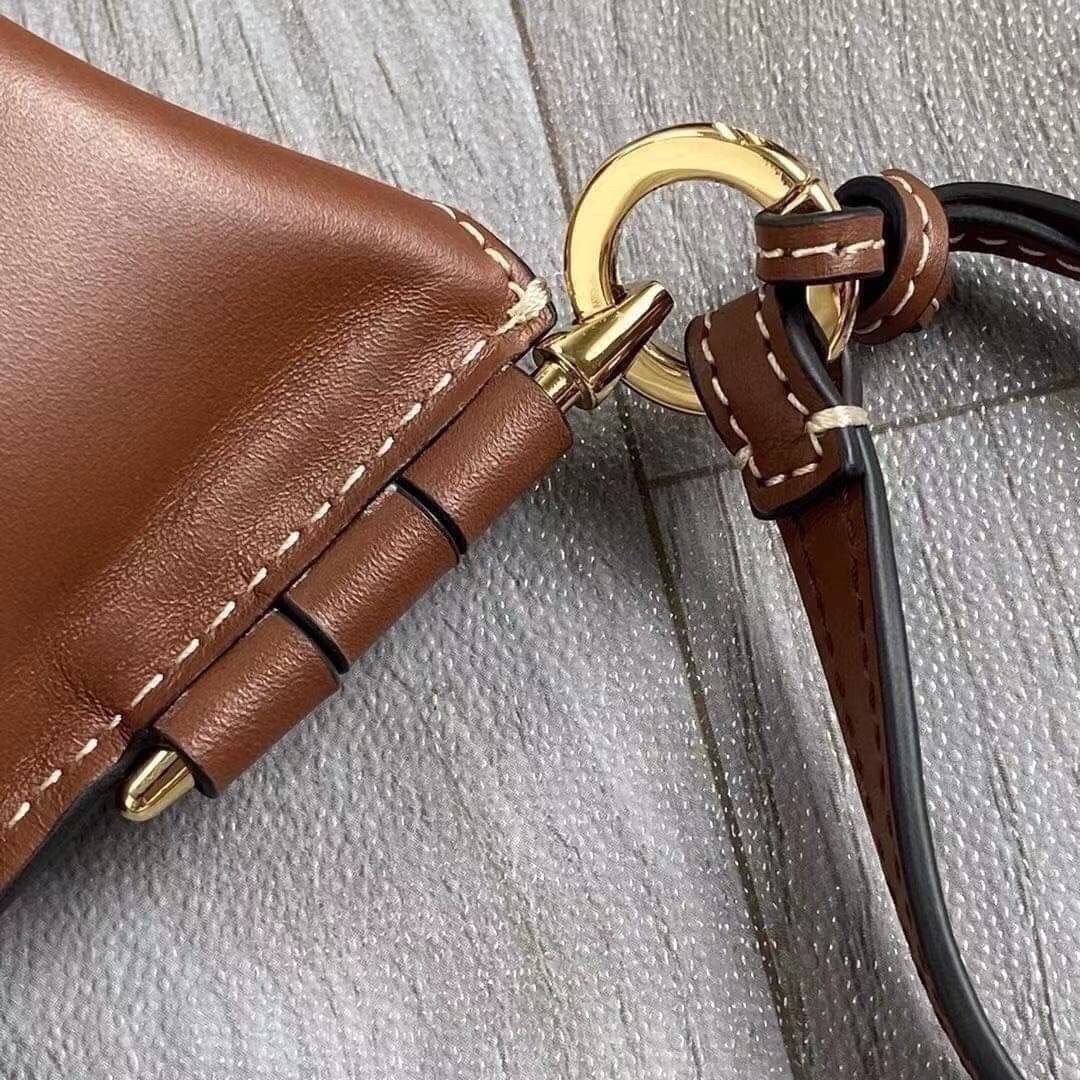 พรีเมี่ยมกิ๊ฟแท้ 100% 】LOEWE Gate Pocket leather bucket bag กระเป๋าใส่โทรศัพท์มือถือ และของจุกจิกเล็กๆ งานหนังแท้ สีน้ำตาล สวยหรูมากค่าา